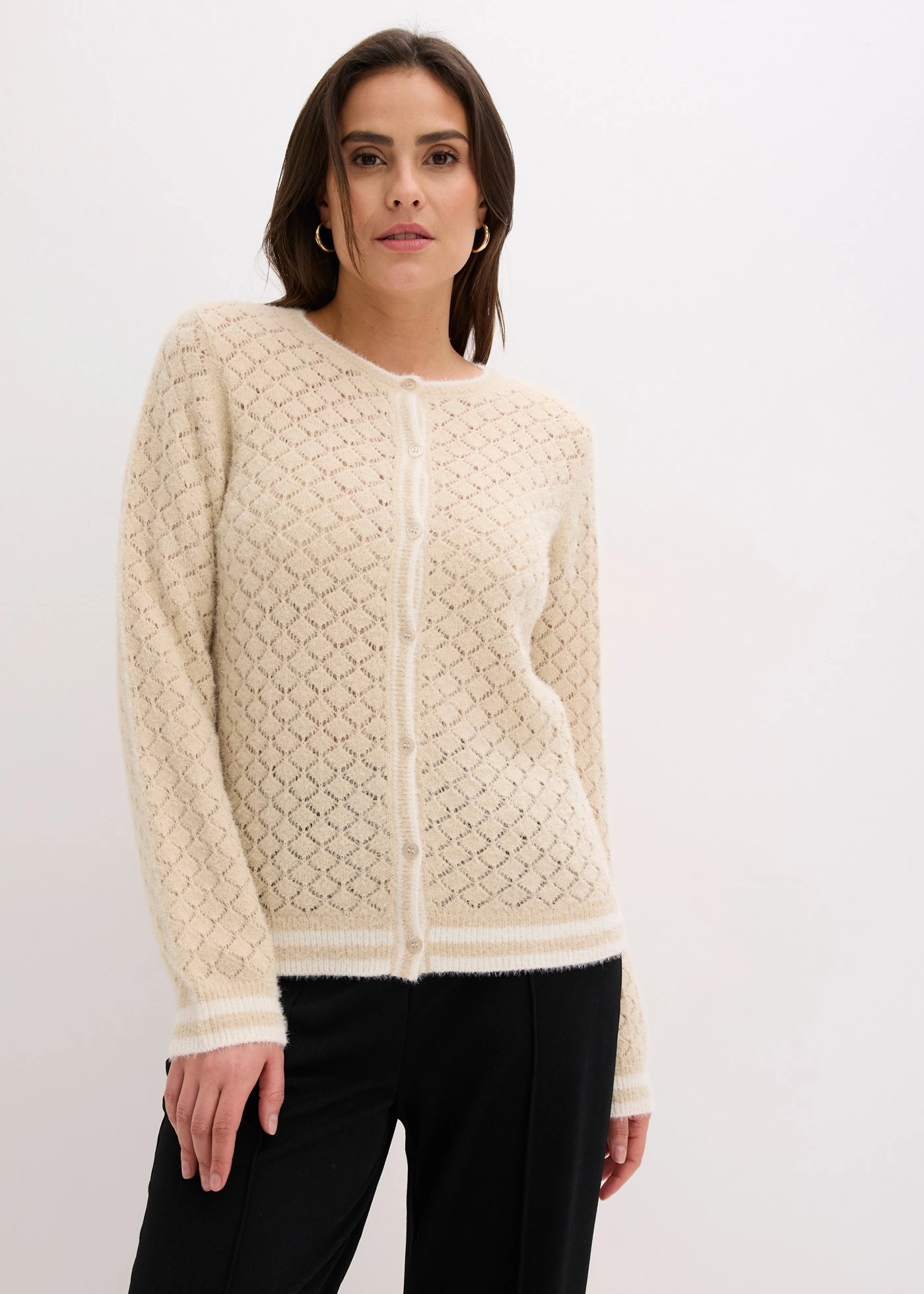 Gilet en maille poilue ajourée • sable clair-écru • Boutique bonprix