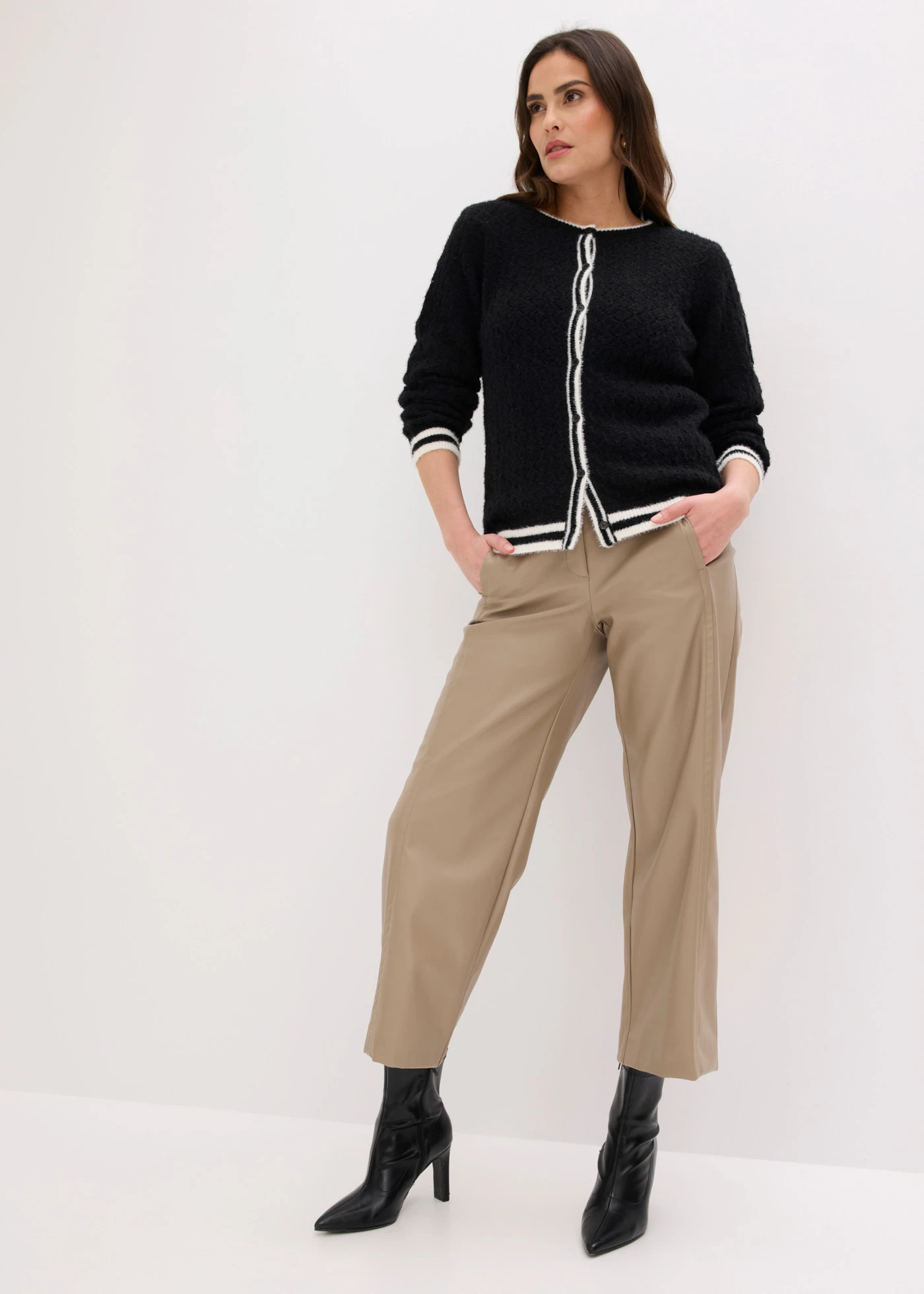 Pulover ajurat cu fir moale și pufos • negru/ecru • magazin bonprix