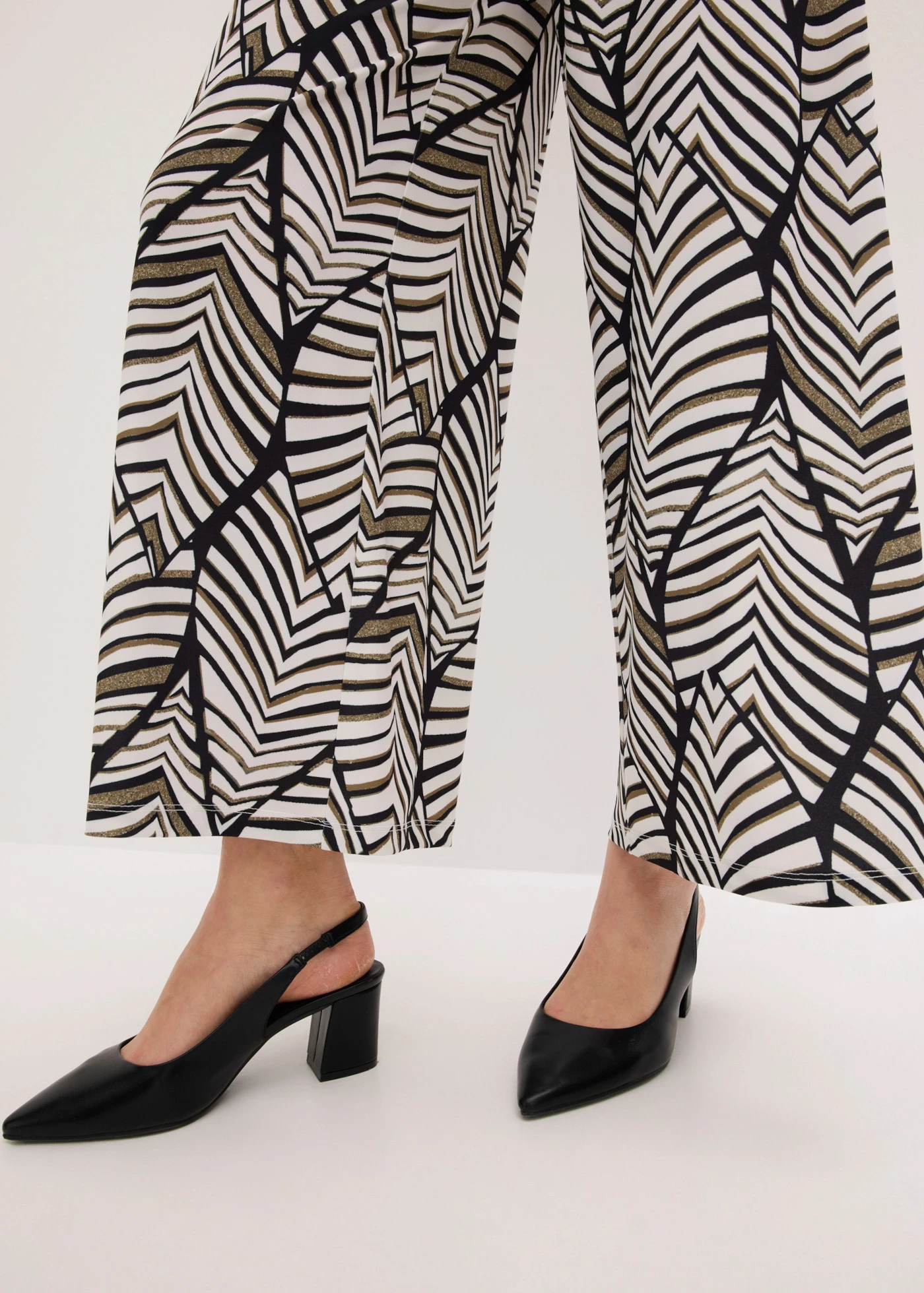 Pantaloni largi din jerse • negru-alb perlat cu imprimeu • magazin bonprix