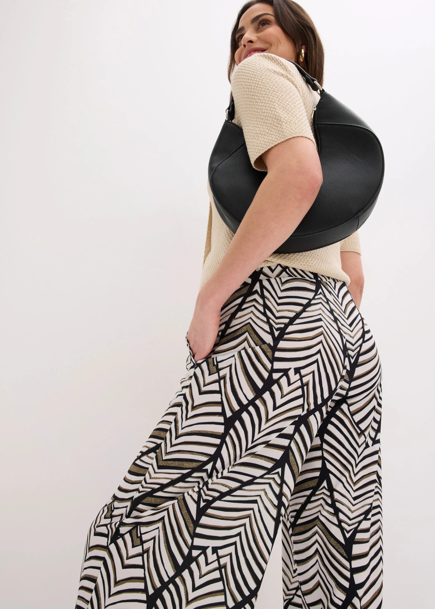 Pantaloni largi din jerse • negru-alb perlat cu imprimeu • magazin bonprix