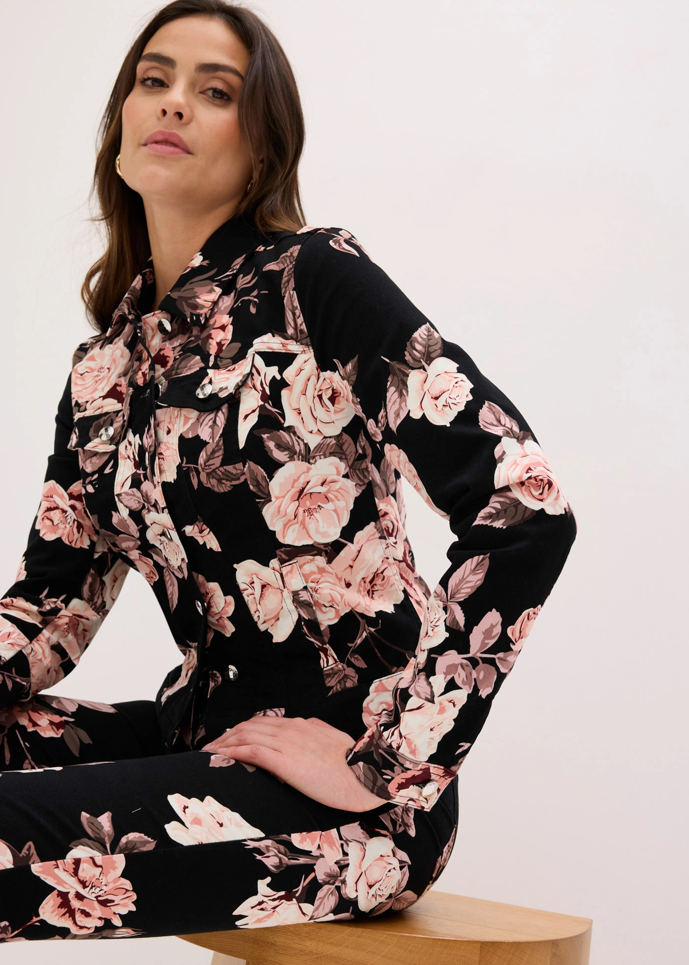 Kurtka z diagonalu z bawełny • czarno-jasnoróżowy w kwiaty • sklep bonprix