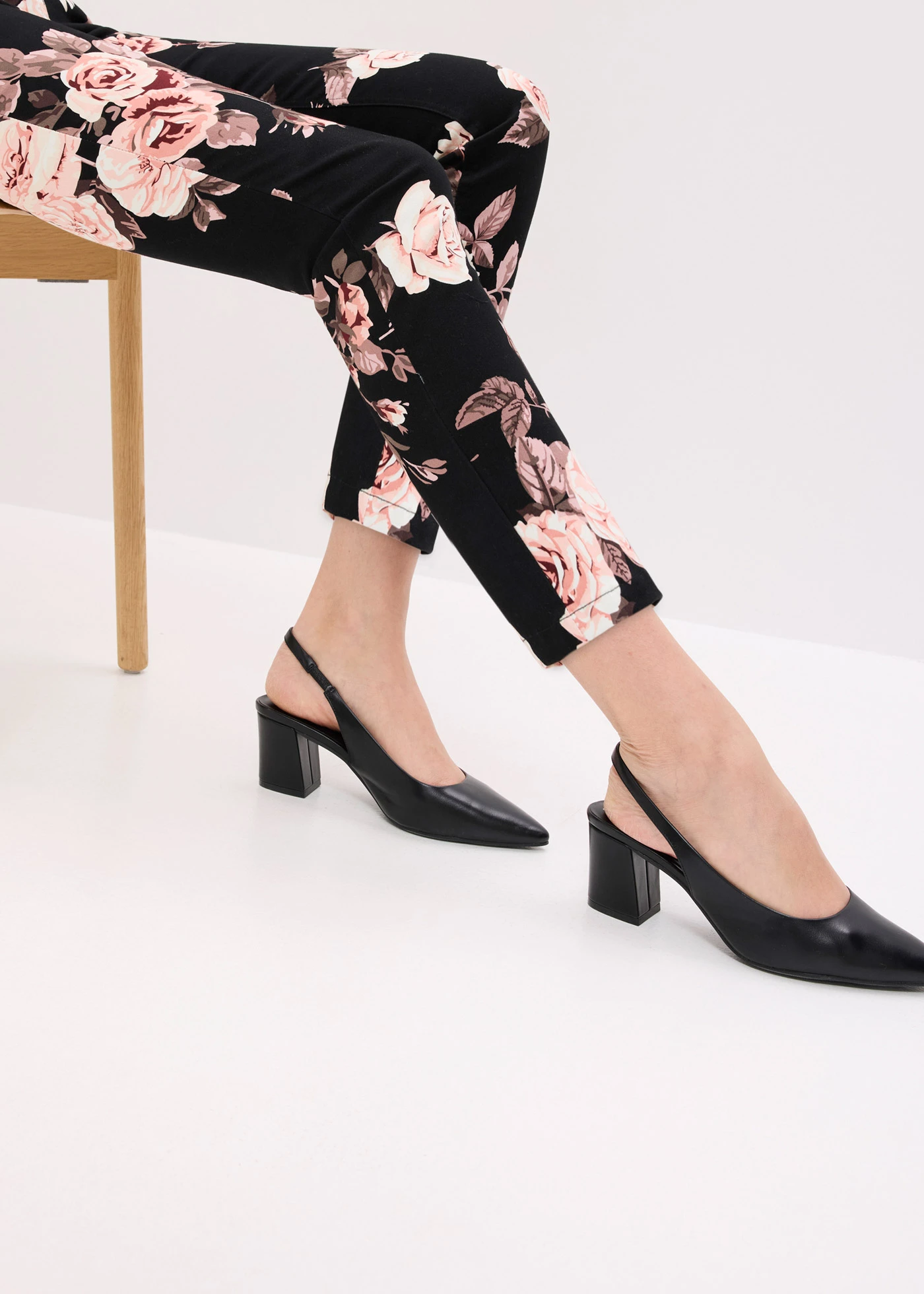 Pantalon 7/8 en coton extensible • noir/rose clair floral • Boutique bonprix
