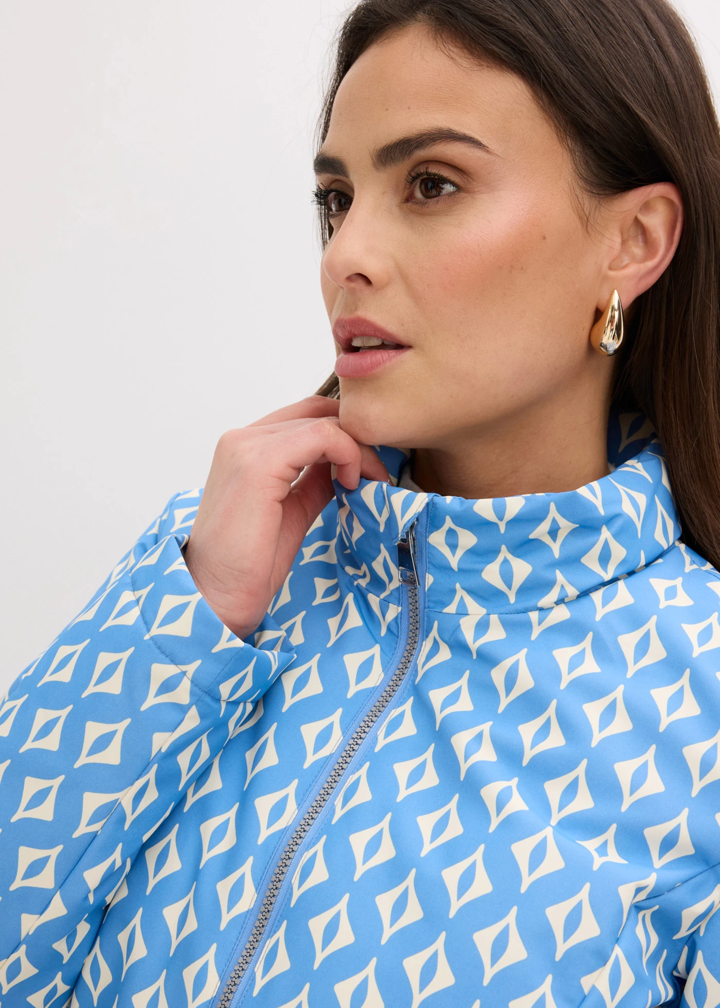 Vékony, kifordítható steppelt kabát mintával • középkék-gyapjúfehér grafikai mintás • bonprix áruház