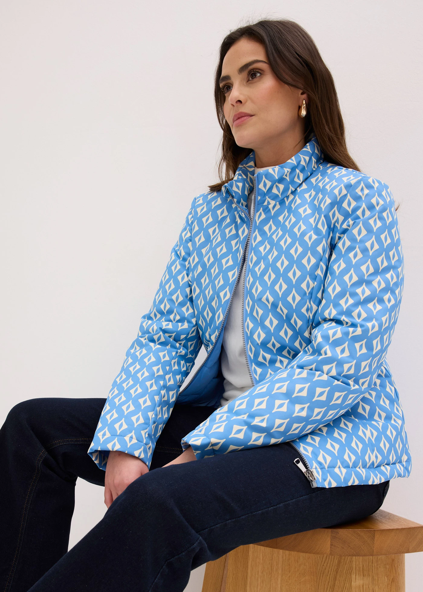 Lichte gewatteerde omkeerbare jas met print • middenblauw-wolwit met grafische print • bonprix online shop