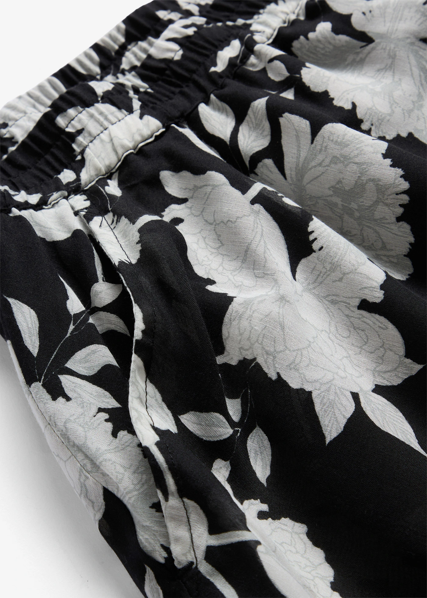 Fustă maxi • negru înflorat • magazin bonprix