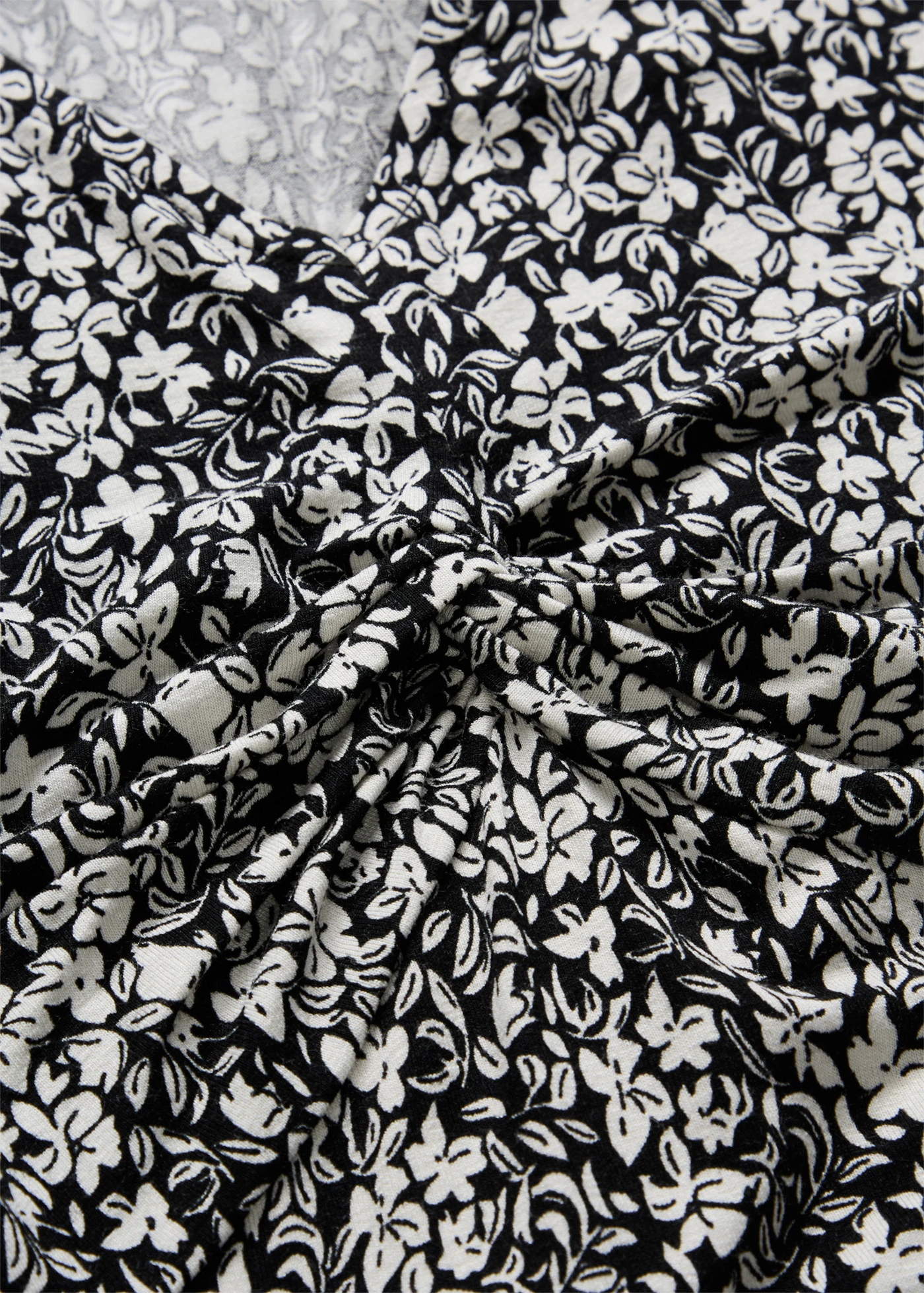 Rochie din jerse din amestec cu viscoză • negru-ecru floral • magazin bonprix