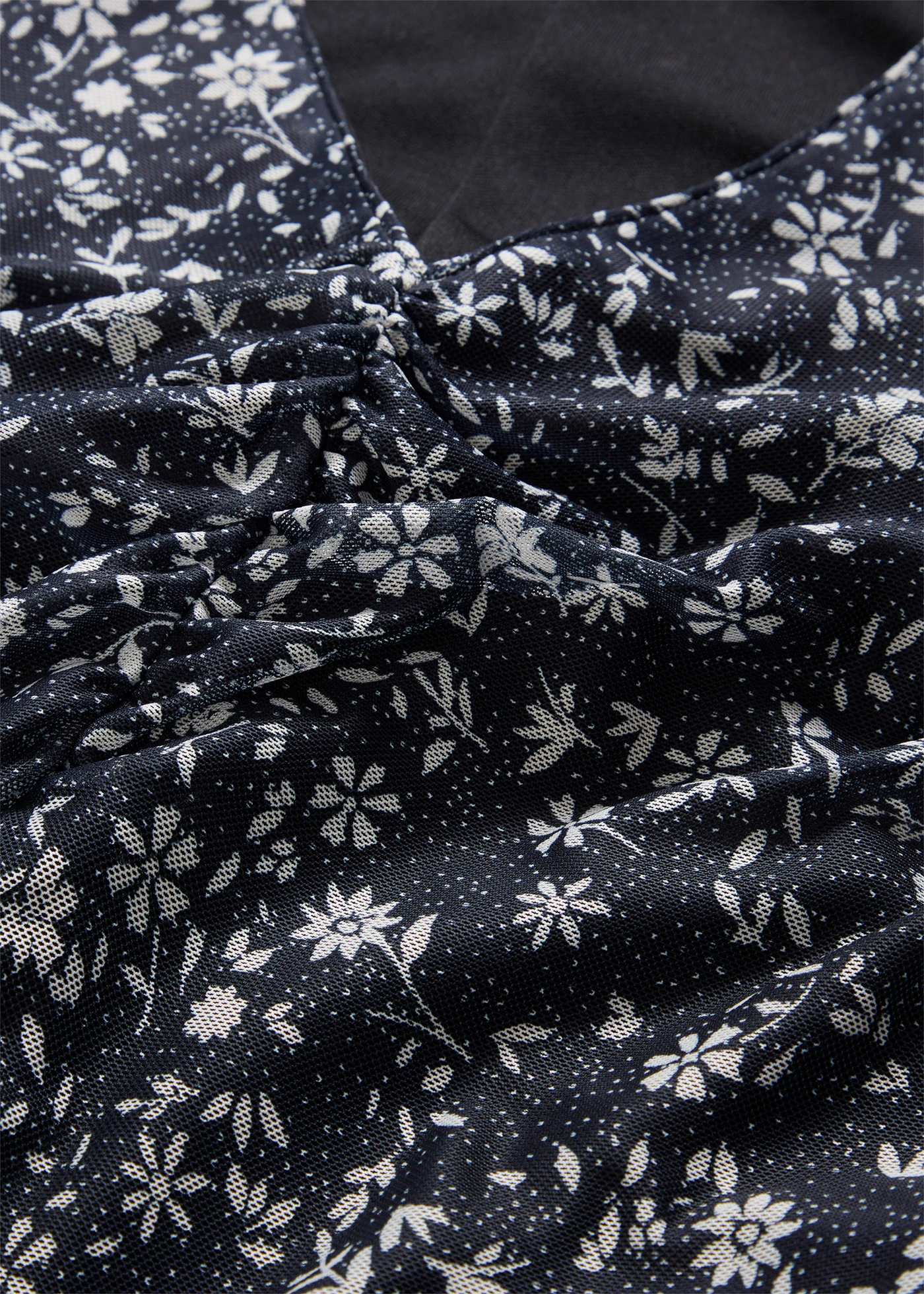 Robe en jersey et mesh fin • noir-écru floral • Boutique bonprix