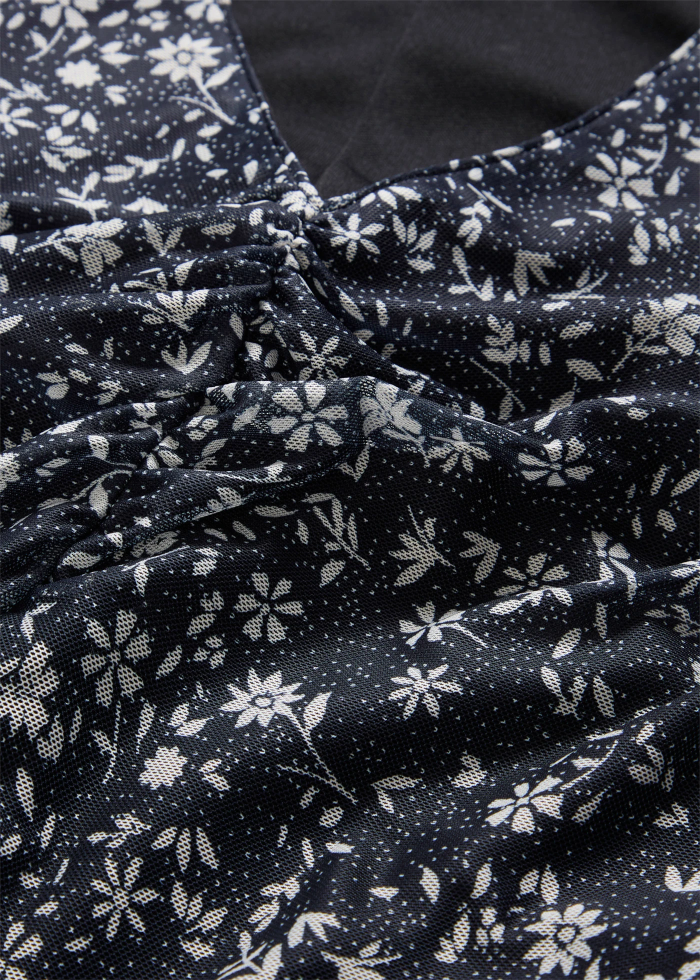 Rochie din jerse din mesh fin • negru-ecru floral • magazin bonprix