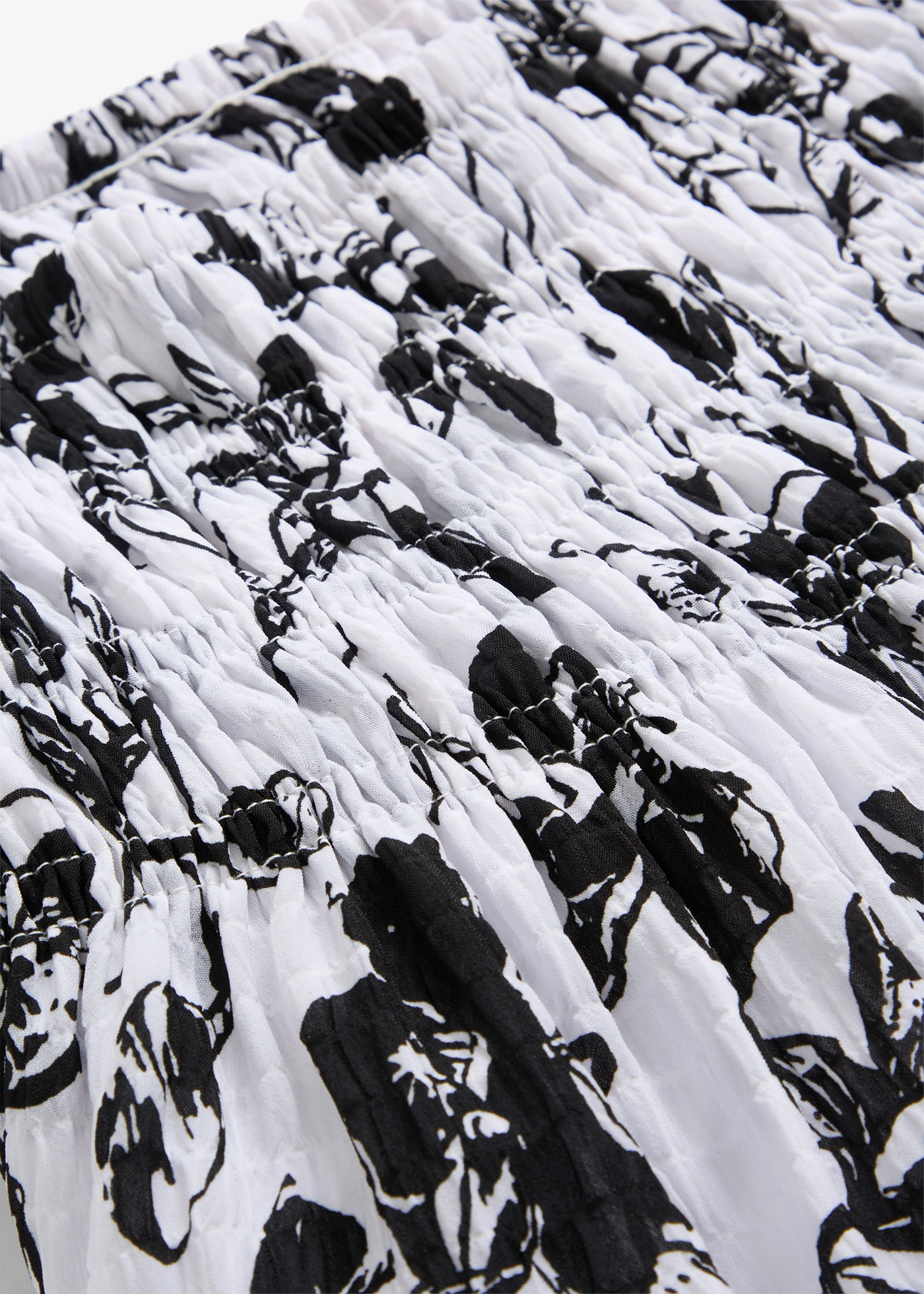 Jupe midi en viscose douce • blanc-noir floral • Boutique bonprix