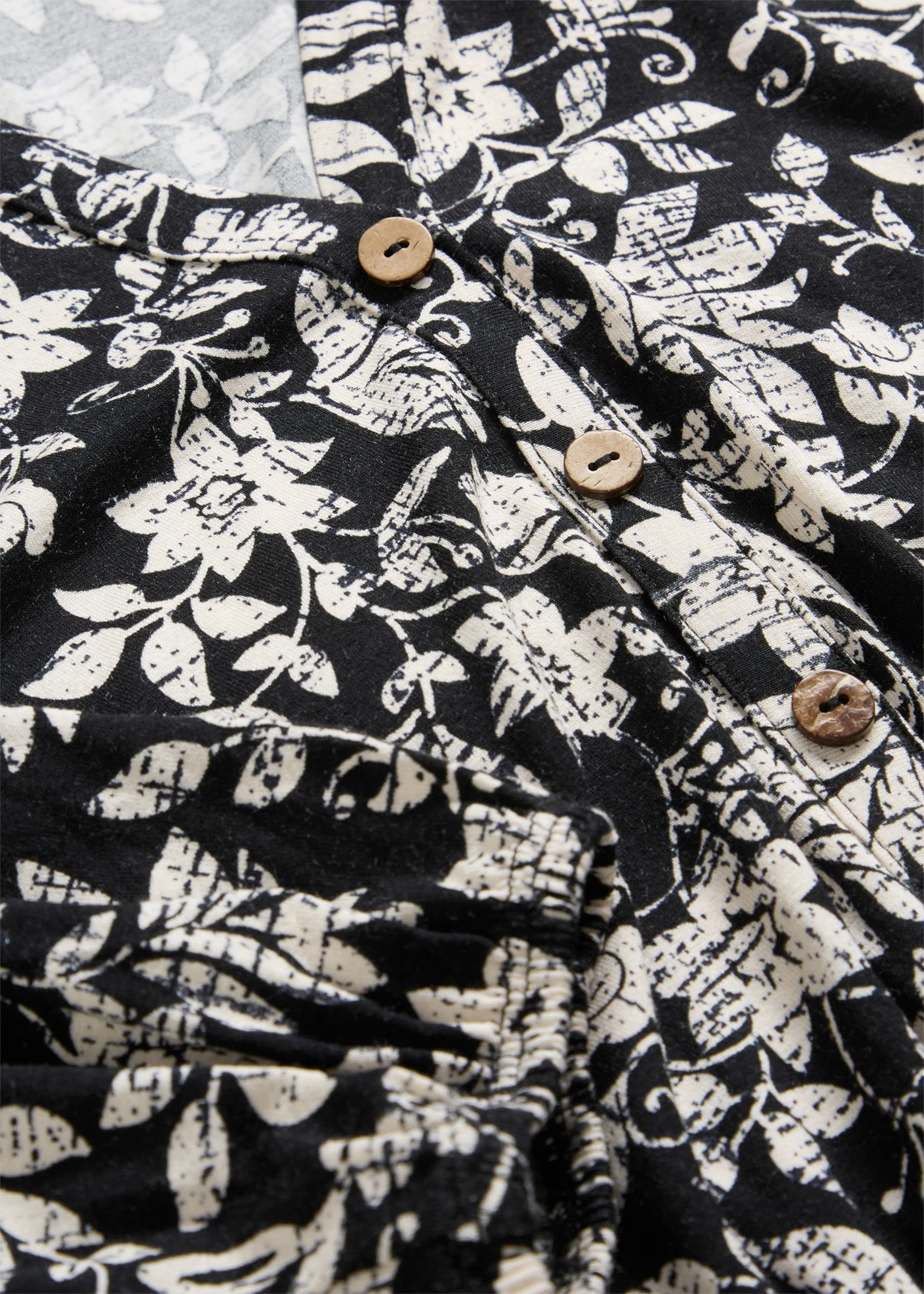 Rochie din jerse din amestec cu viscoză • negru-ecru floral • magazin bonprix