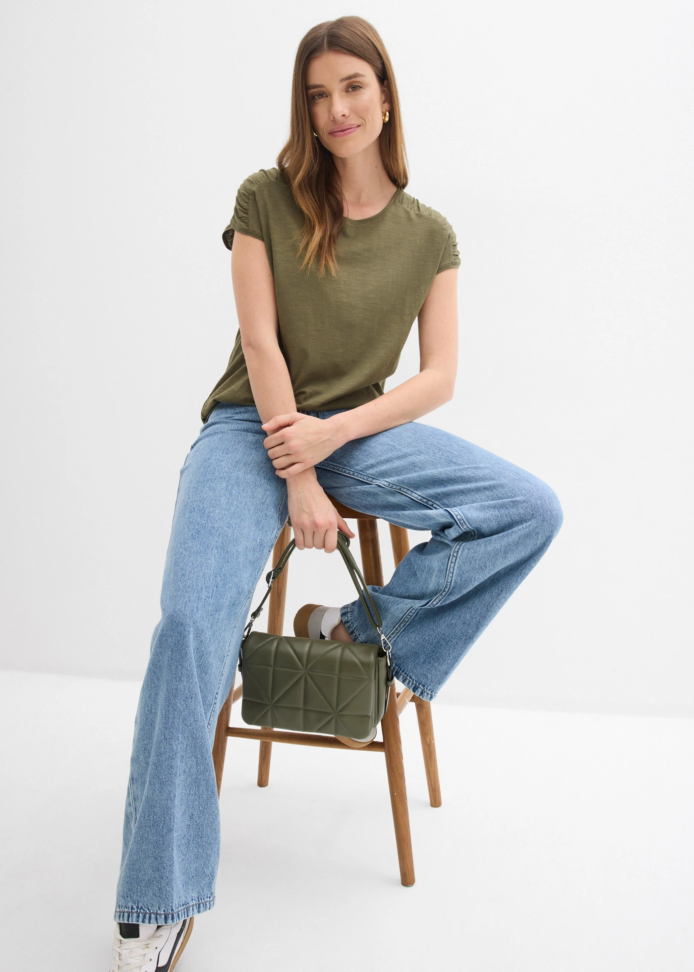 Boxy shirt, korte mouw • donkerolijfgroen • bonprix online shop