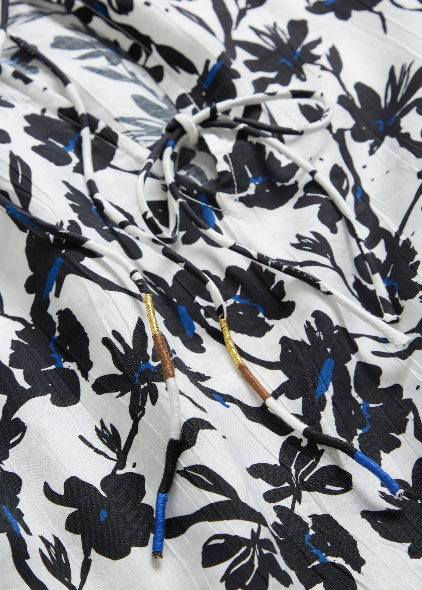 Blúzka z krčeného materiálu • biela vlna-čierna kvetovaná • obchod bonprix