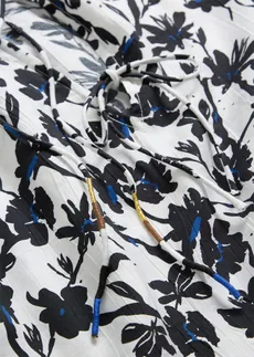 Bluzka z fakturowanej krepy • biel wełny - czarny w kwiaty • sklep bonprix