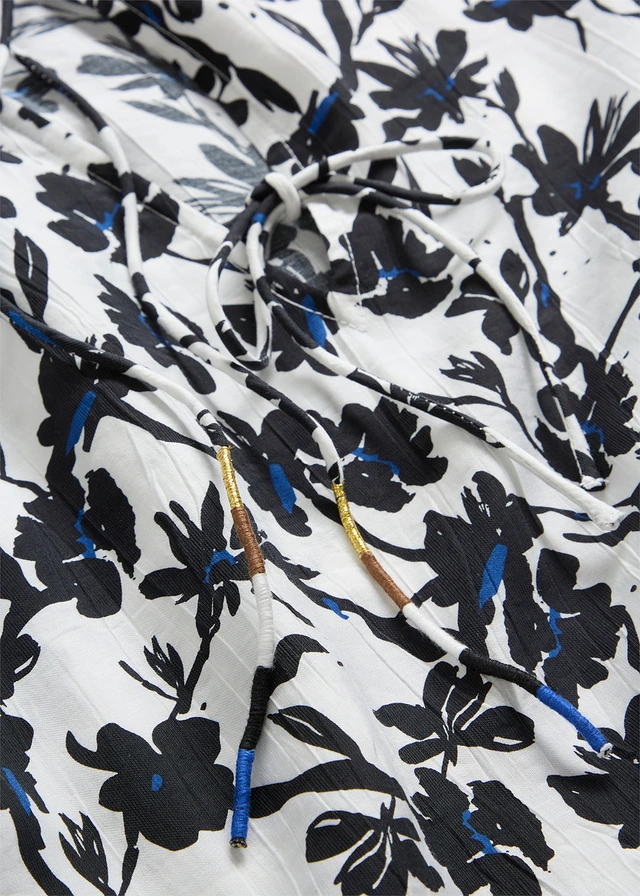 Blouse van gestructureerde crinkle • wolwit-zwart gebloemd • product-page.page-title-suffix