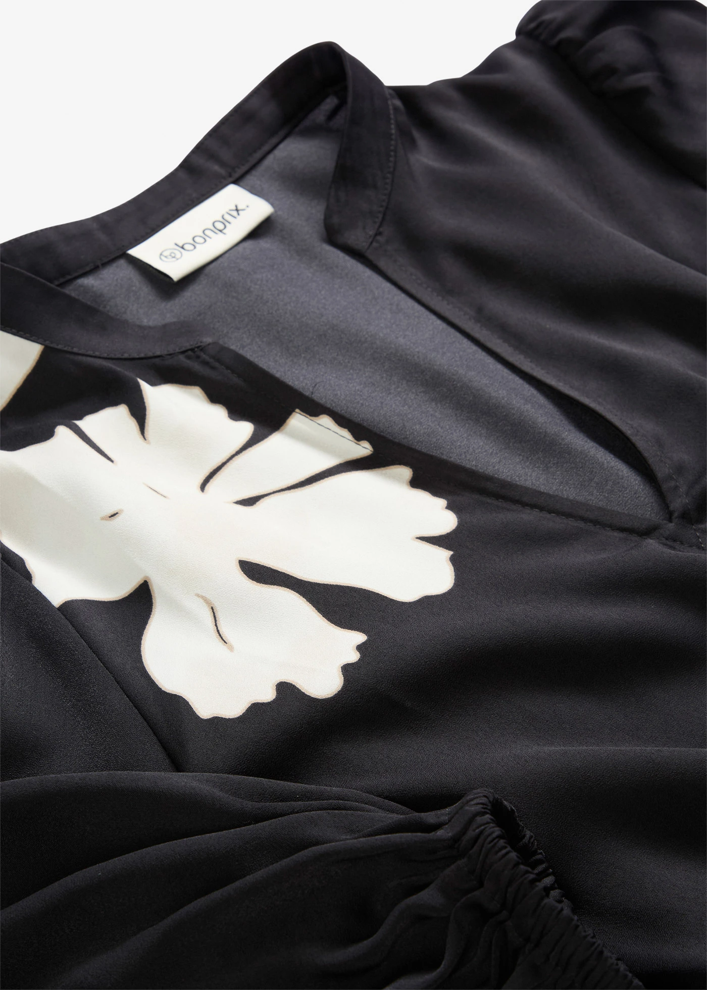 Bluză gen tunică din satin fluid • negru floral • magazin bonprix