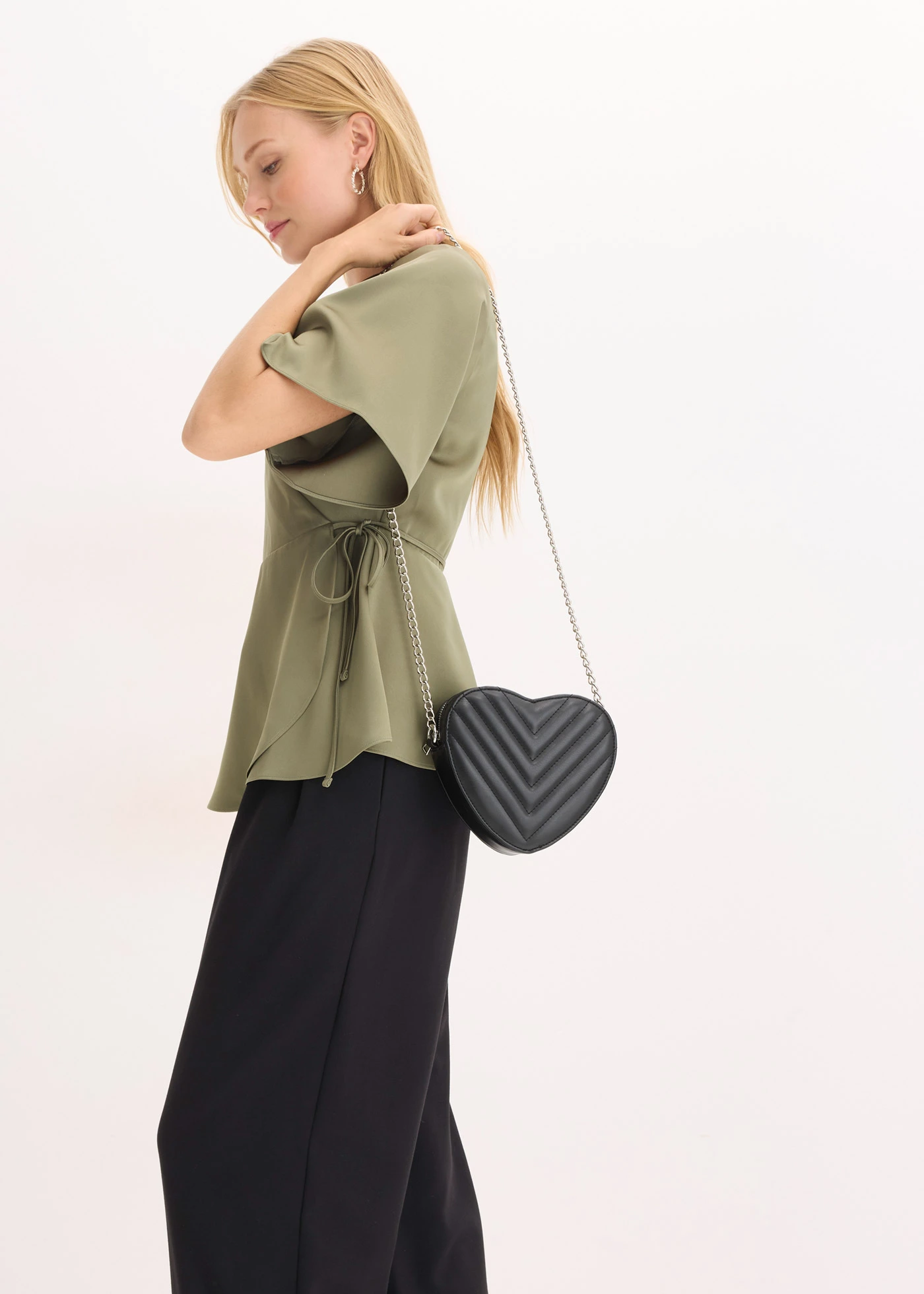 Satijnen blouse met een diep decolleté • olijfgroen • bonprix online shop