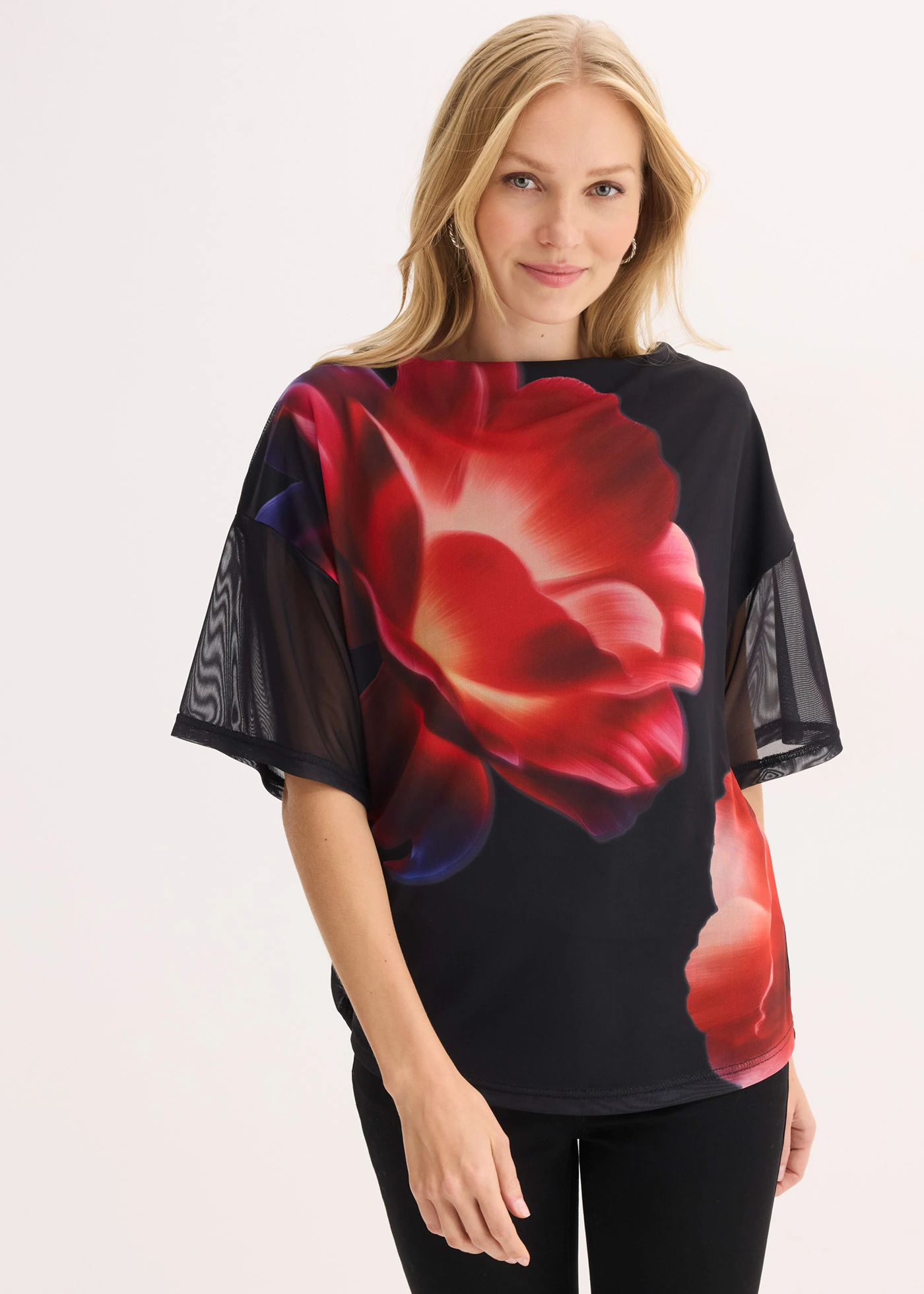 Bluză din mesh • negru- cu flori imprimate • magazin bonprix