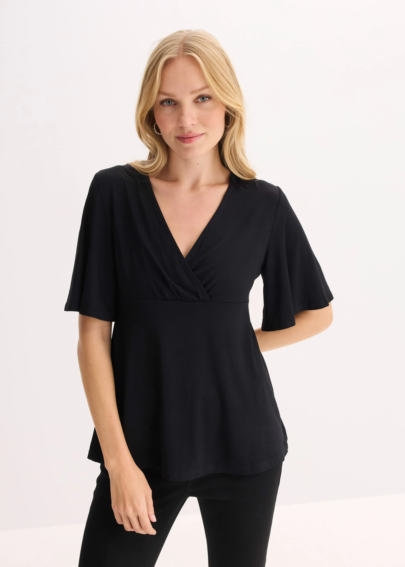 T-shirt en jersey à décolleté plongeant • noir • Boutique bonprix