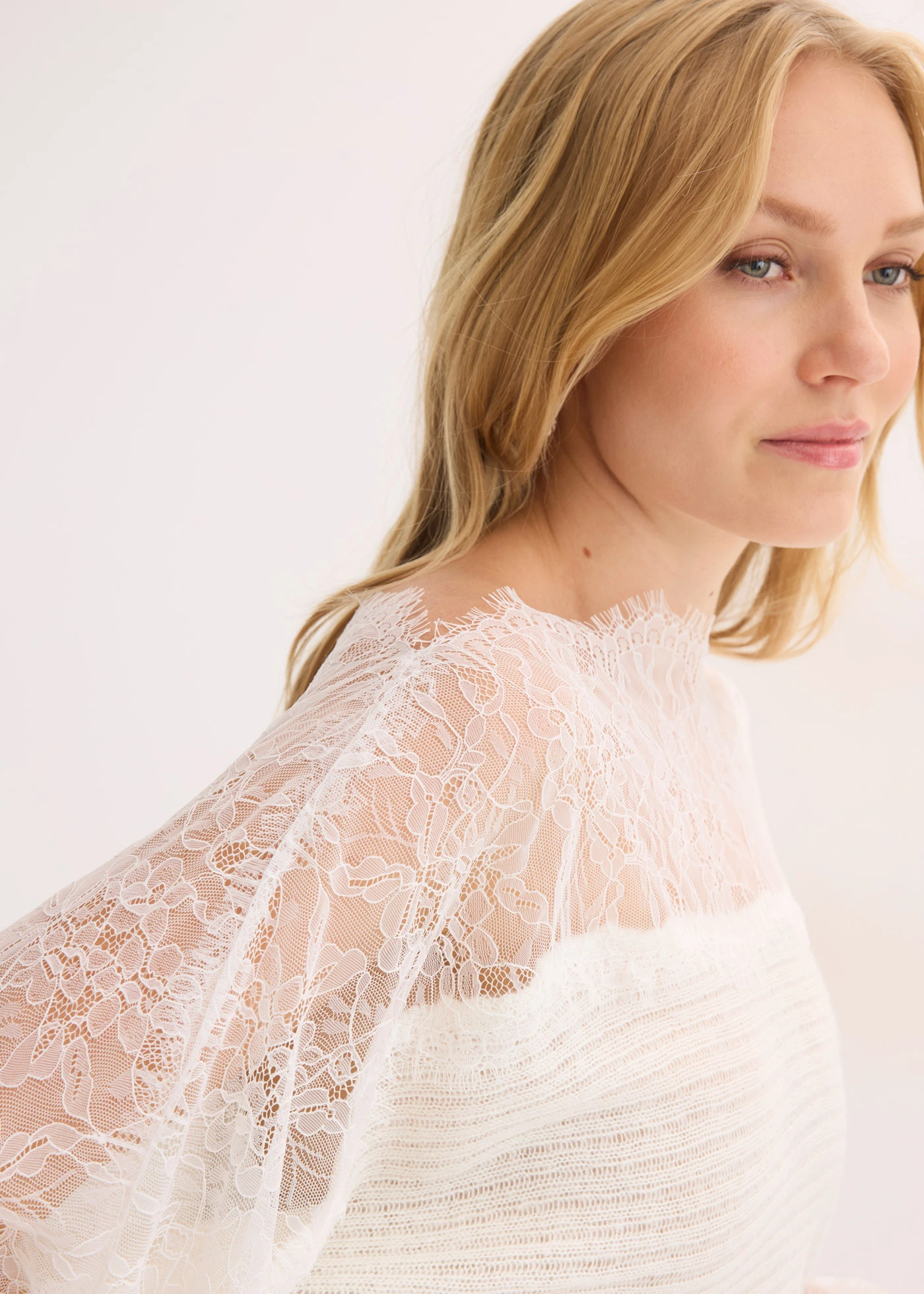 Pulover off-shoulder cu dantelă • ecru • magazin bonprix