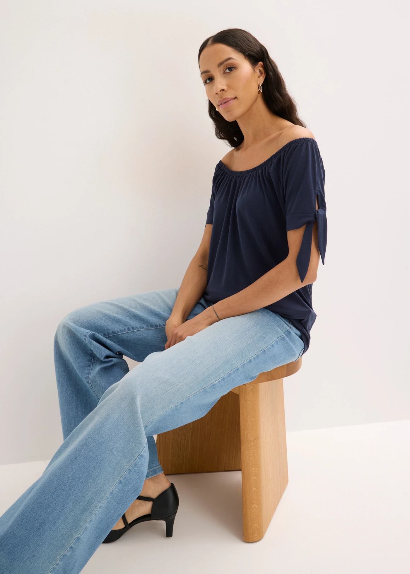 Bluzka Carmen z ozdobnym wiązaniem • granatowy • sklep bonprix