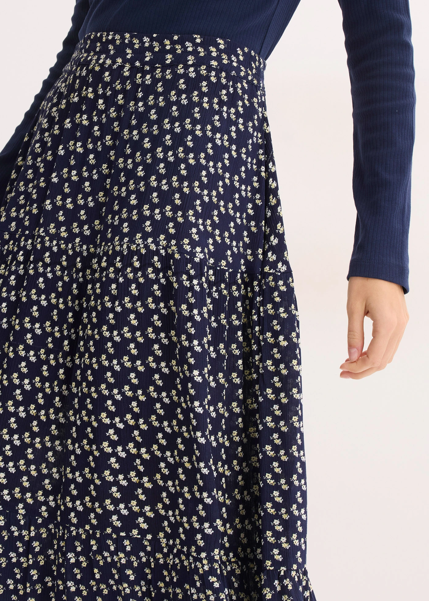 Długa spódnica z falban ze strukturalnej wiskozy • ciemnoniebieski w kwiaty • sklep bonprix