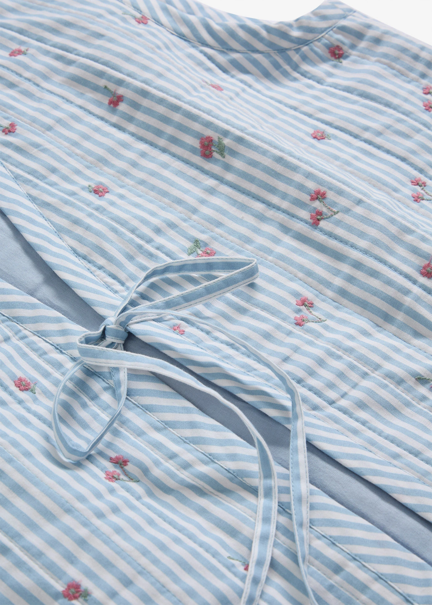 Prošívaná vesta s květovanou výšivkou • světle modro-bílá s podélnými proužky • bonprix obchod