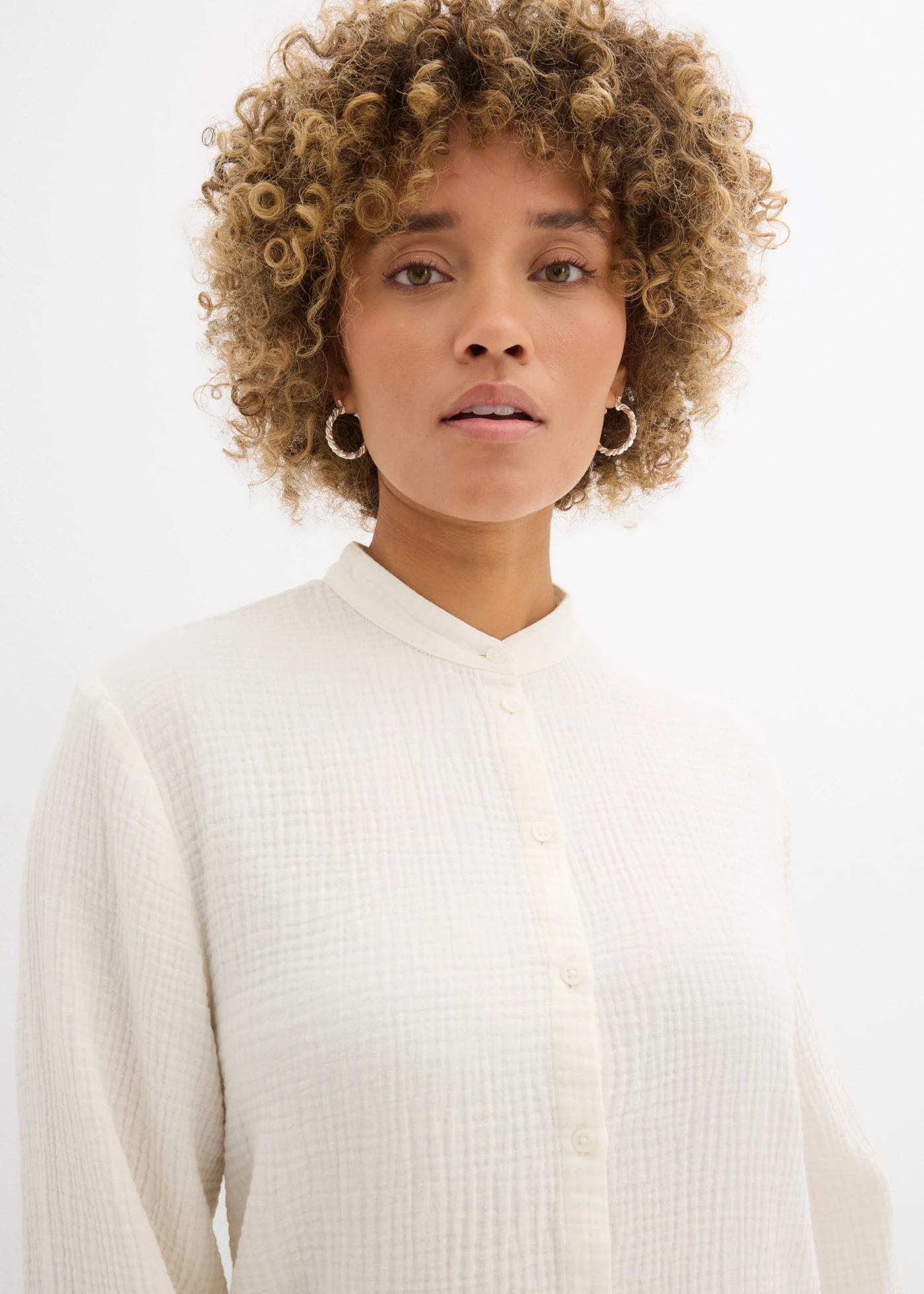 Hosszú blúz szellős muszlin anyagból • gyapjúfehér • bonprix áruház