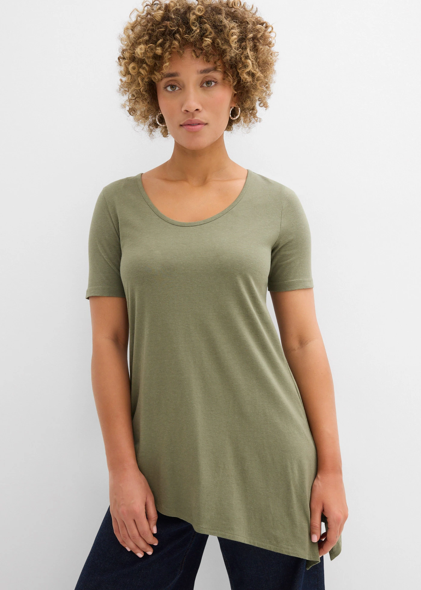 T-shirt long asymétrique en coton et viscose • olive • Boutique bonprix