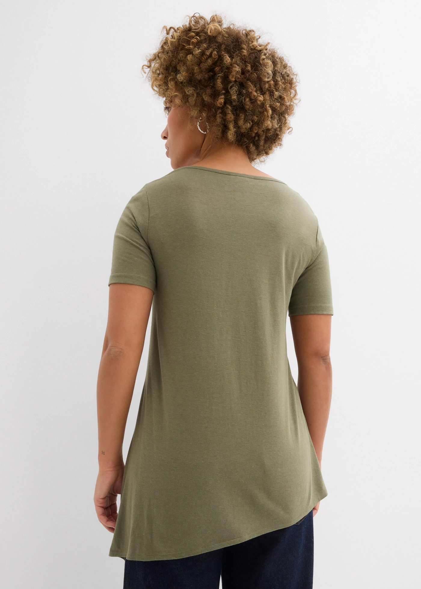 T-shirt long asymétrique en coton et viscose • olive • Boutique bonprix