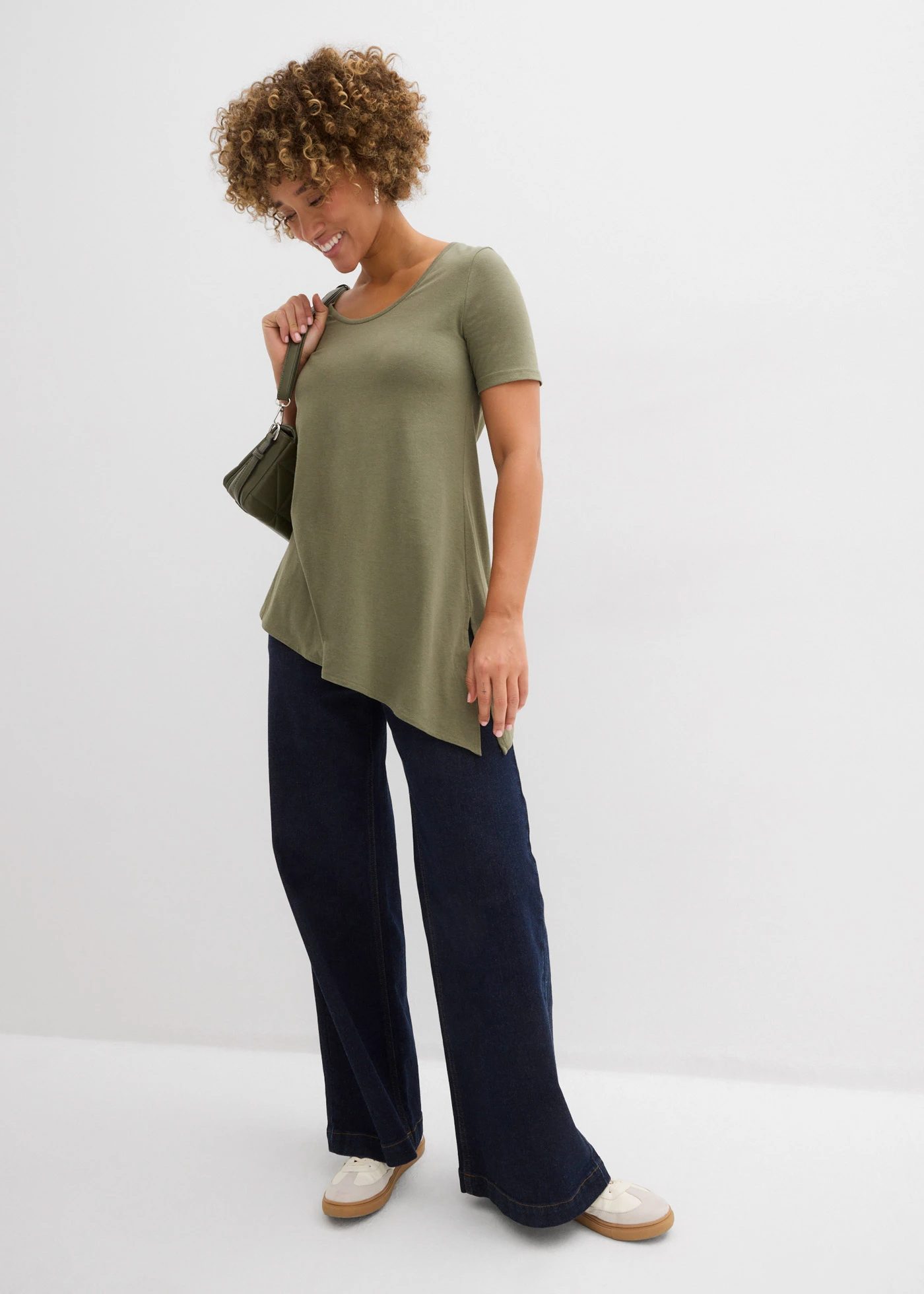 T-shirt long asymétrique en coton et viscose • olive • Boutique bonprix