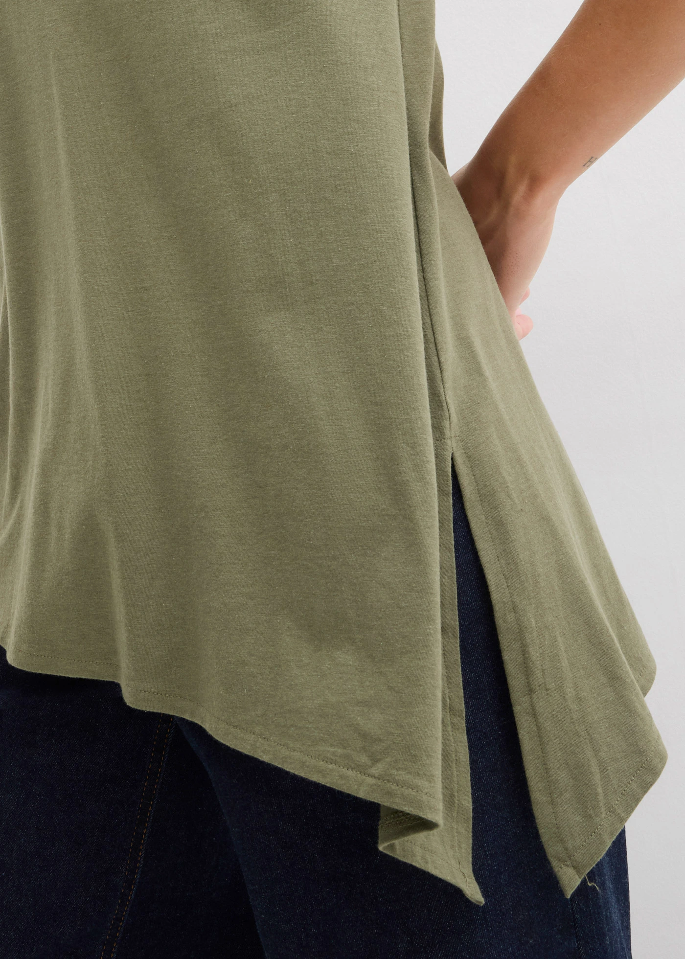 T-shirt long asymétrique en coton et viscose • olive • Boutique bonprix