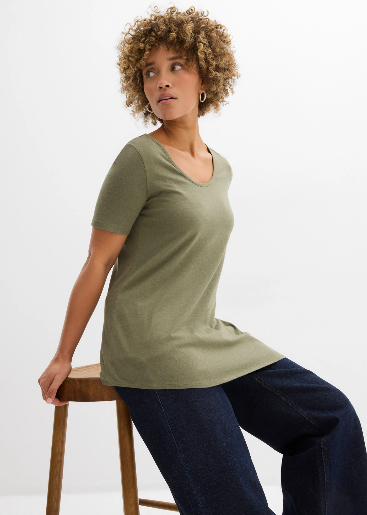 T-shirt long asymétrique en coton et viscose • olive • Boutique bonprix