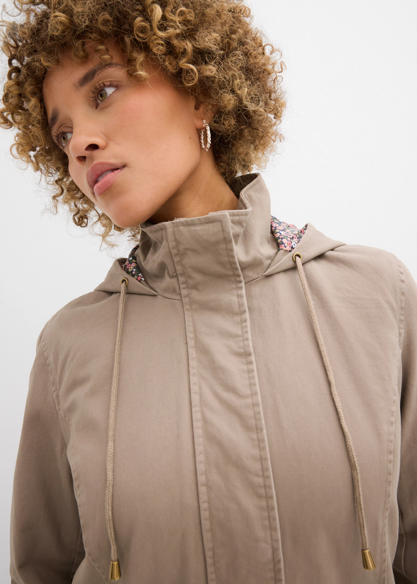 Parka de mi-saison en coton avec capuche imprimée • taupe • Boutique bonprix