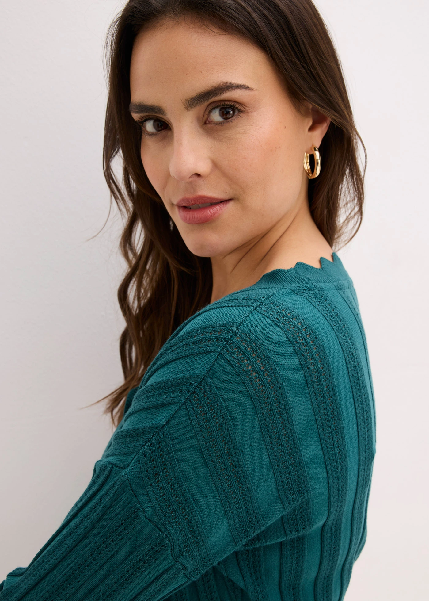 Jachetă scurtă, tricotată cu model ajurat • verde-piper • magazin bonprix