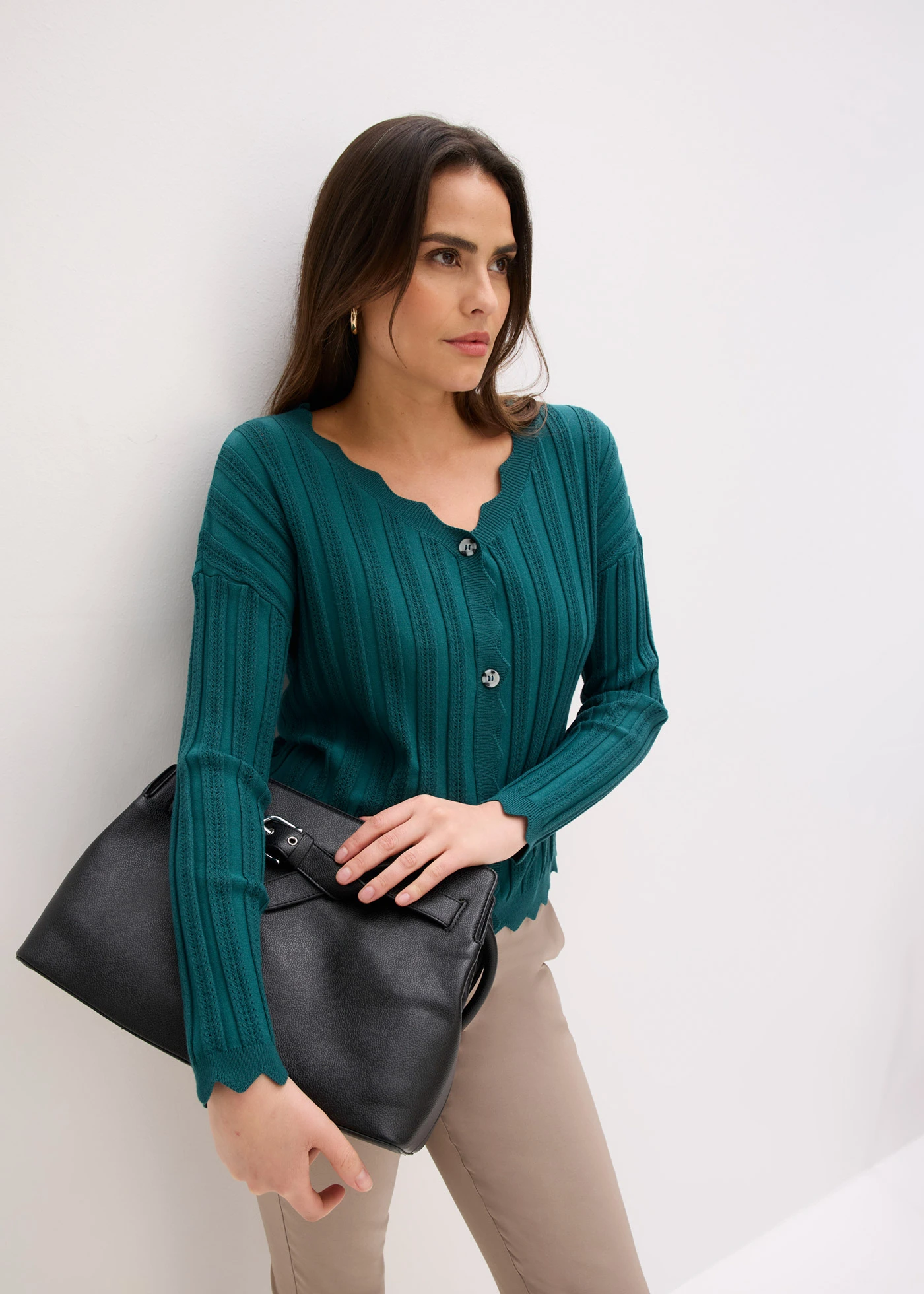 Jachetă scurtă, tricotată cu model ajurat • verde-piper • magazin bonprix