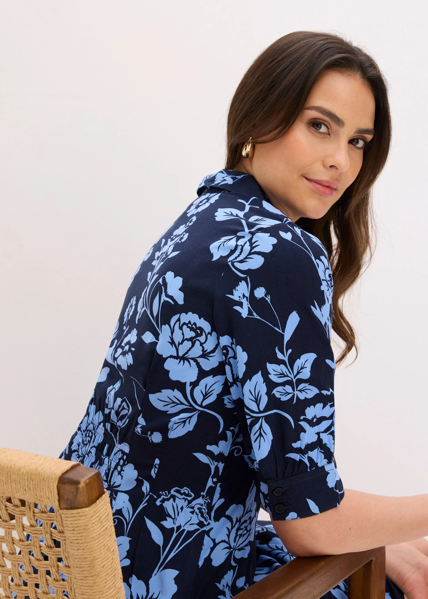 Rochie cu guler de cămașă, din viscoză vaporoasă • bleumarin/albastru mediu înflorat • magazin bonprix