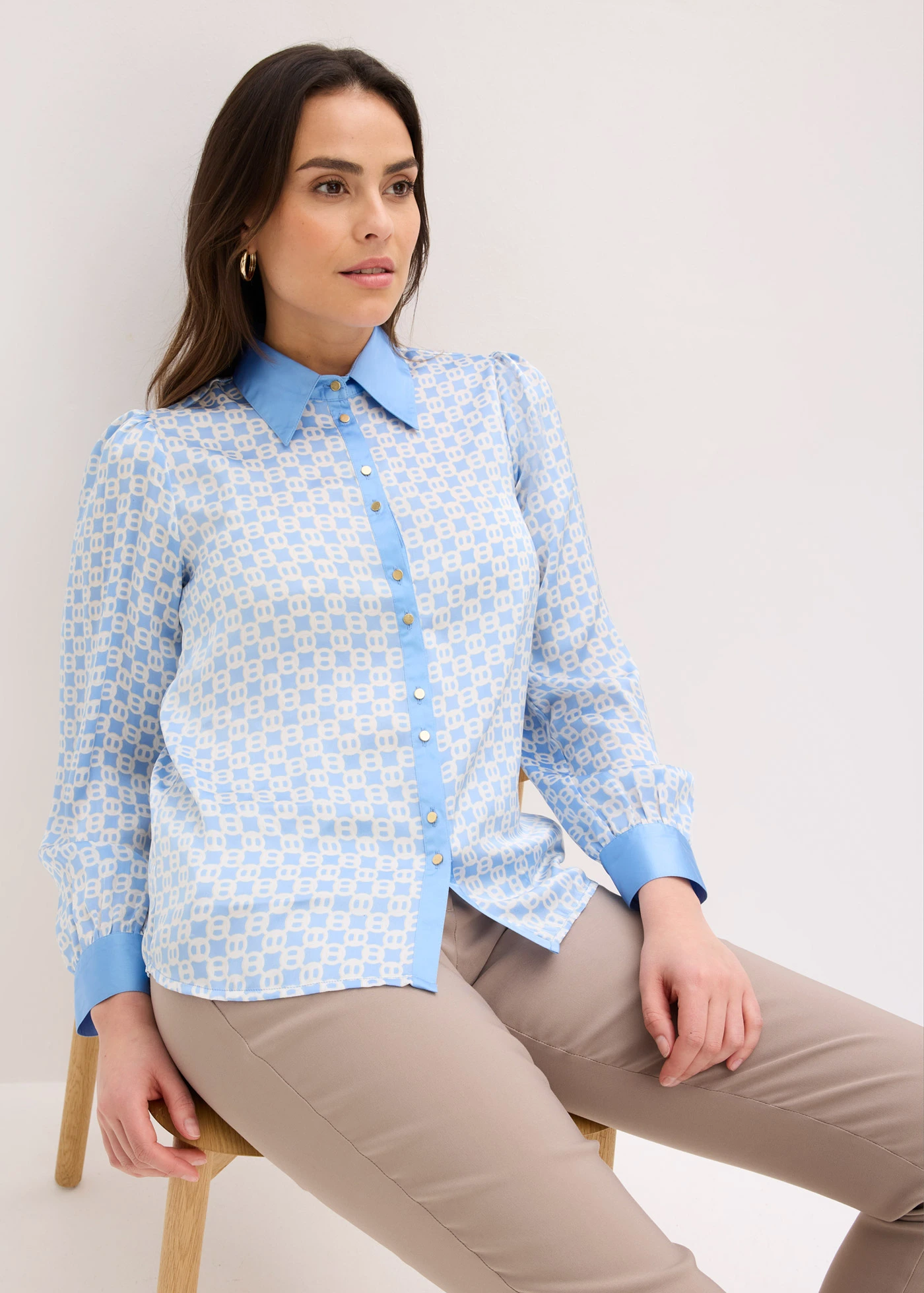 Chemisier en satin • bleu moyen/beige naturel graphique • Boutique bonprix