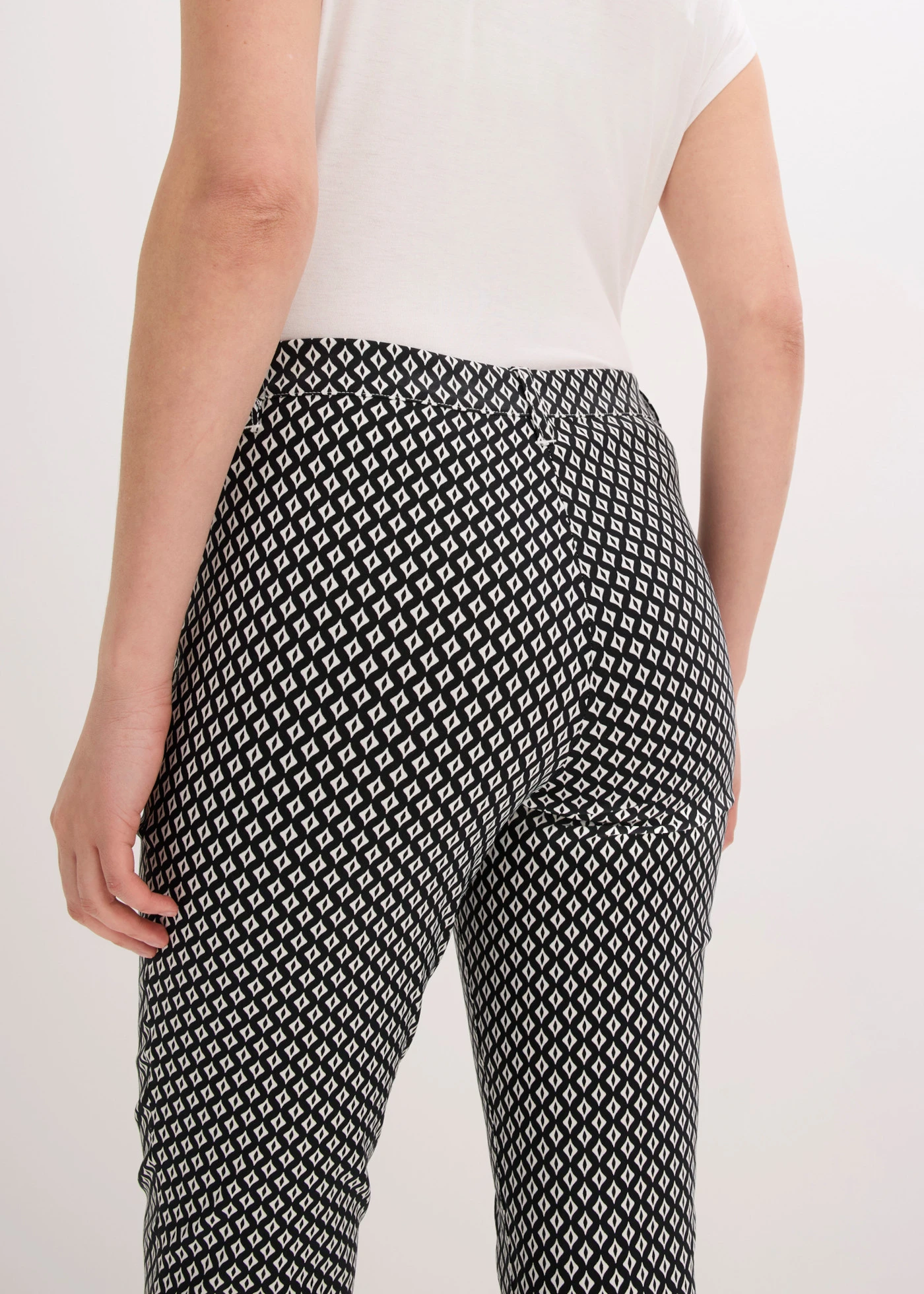 Pantaloni 7/8 din bengalină cu stretch • negru-ecru, cu imprimeu grafic • magazin bonprix