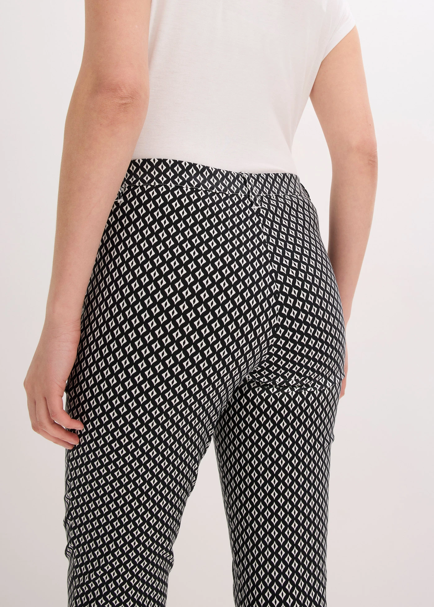 Strečové 7/8 kalhoty z bengalínu • černo-přírodní bílá s grafickým potiskem • bonprix obchod