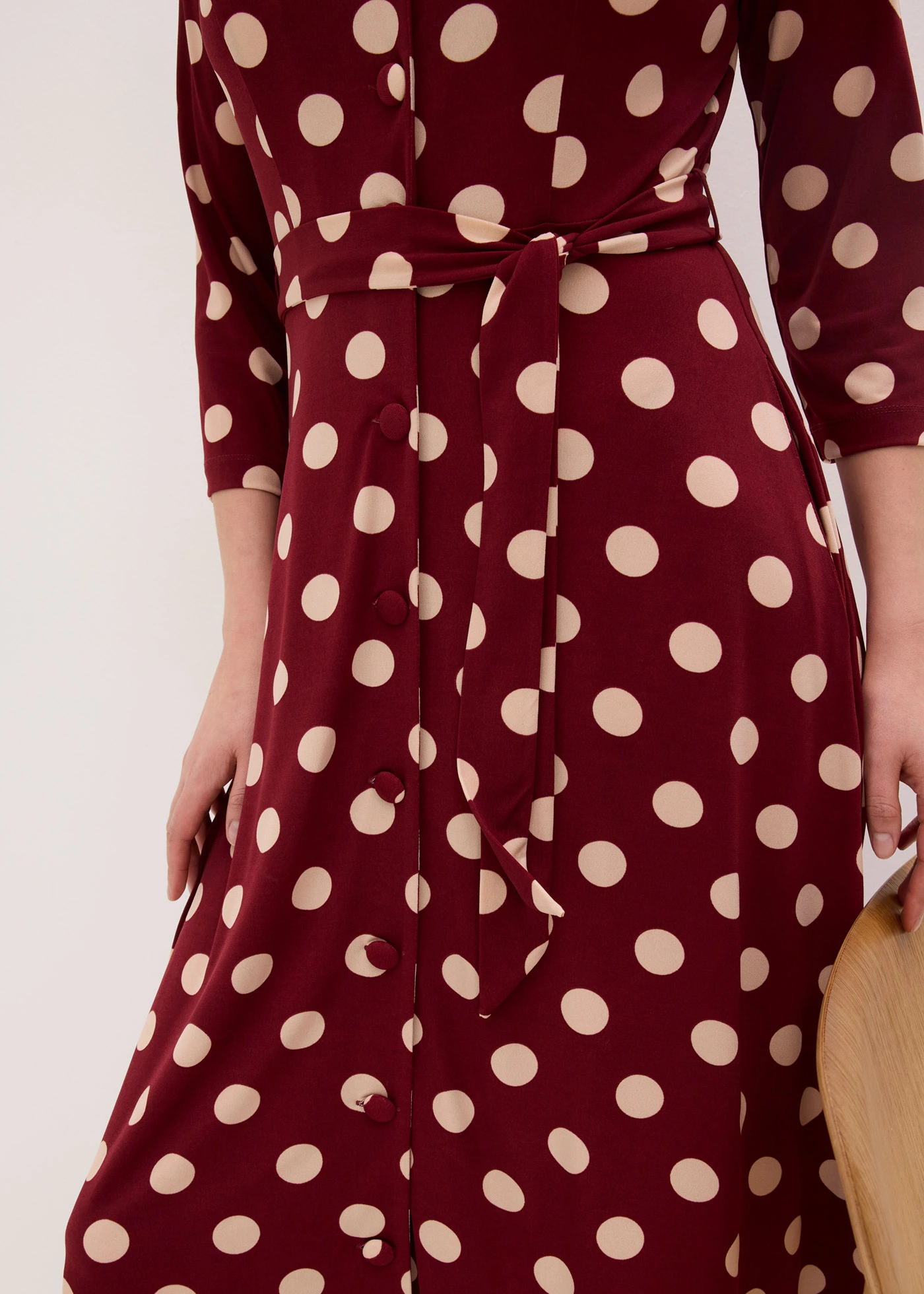 Robe-chemise avec lien à nouer (ens. 2 pces.) • rouge rubis pois beige mat • Boutique bonprix