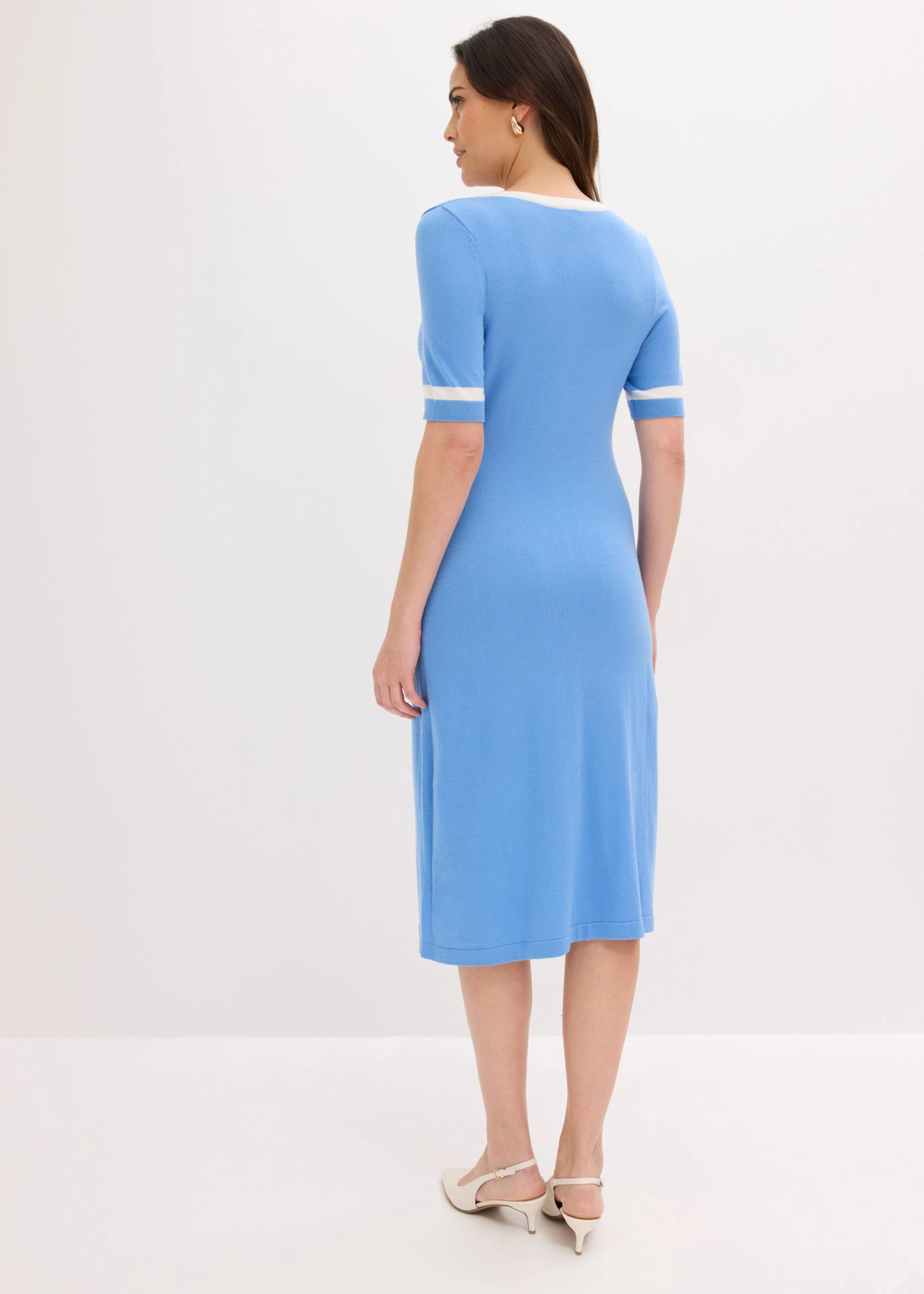 Rochie tricotată cu nasturi • albastru mediu + ecru • magazin bonprix