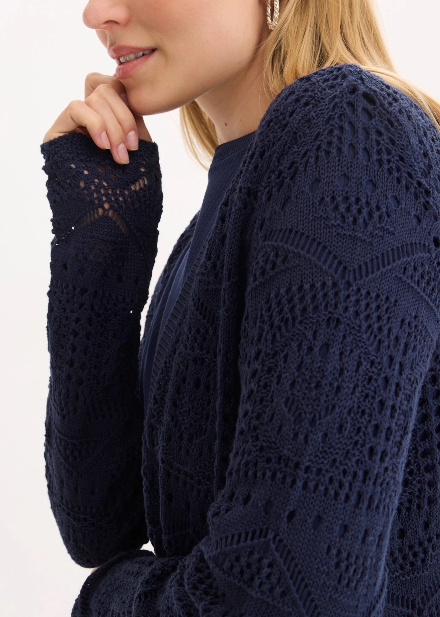 Jachetă tricotată cu model ajurat • bleumarin • magazin bonprix