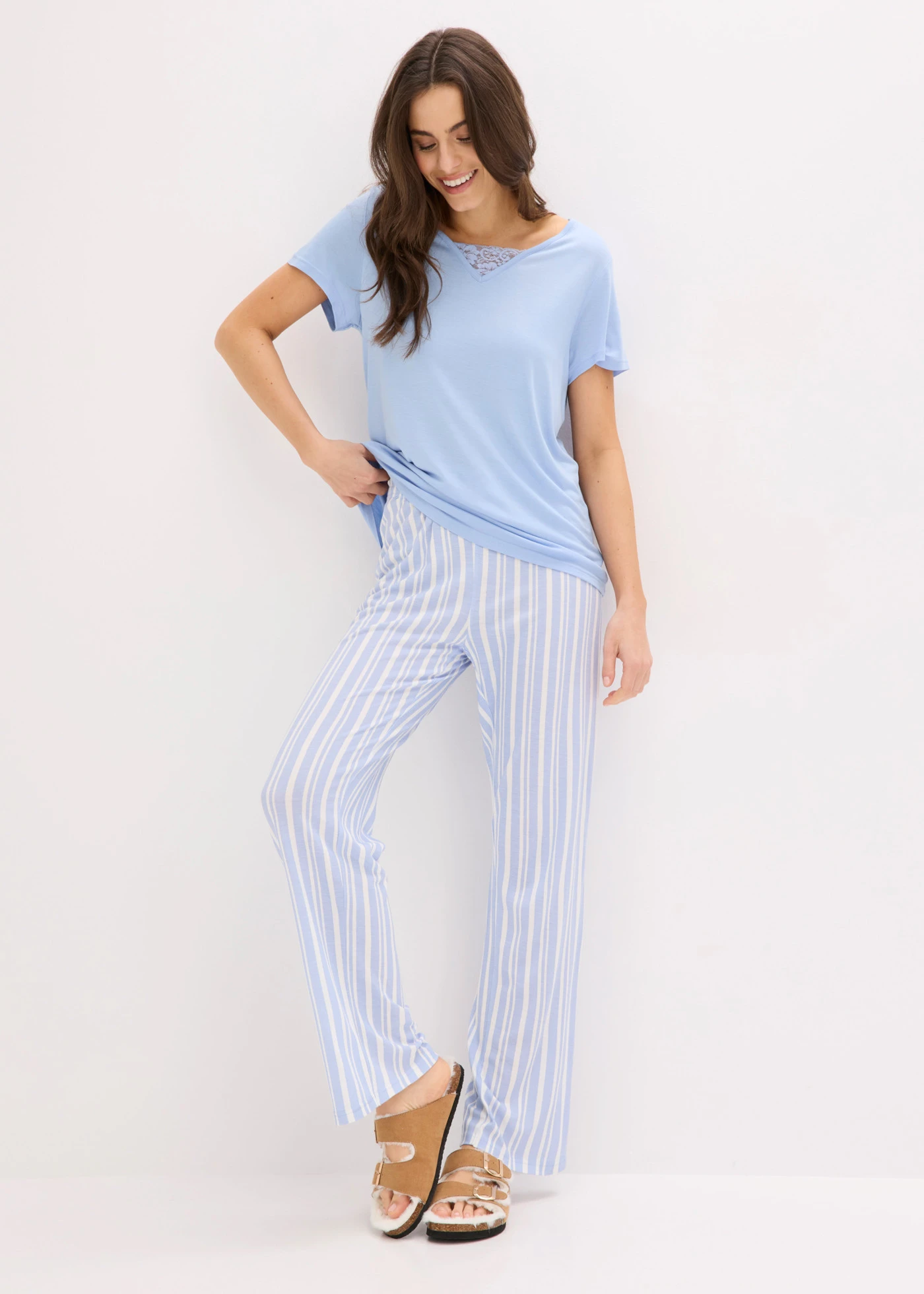 Pijama din viscoză moale • albastru-perlat/ecru dungat • magazin bonprix