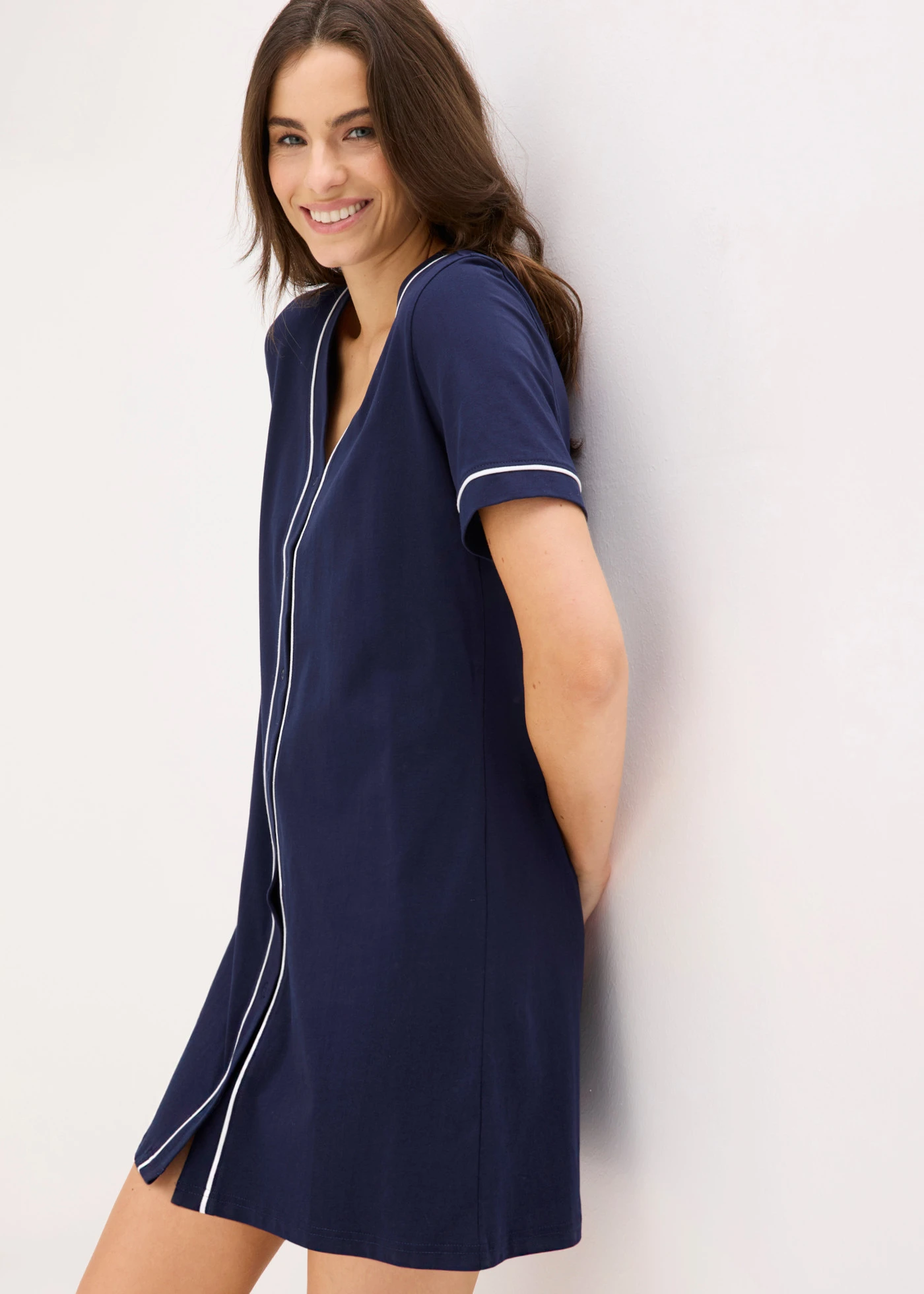 Cămașă de noapte scurtă din bumbac 100%, cu fentă cu nasturi • albastru marin/alb • magazin bonprix