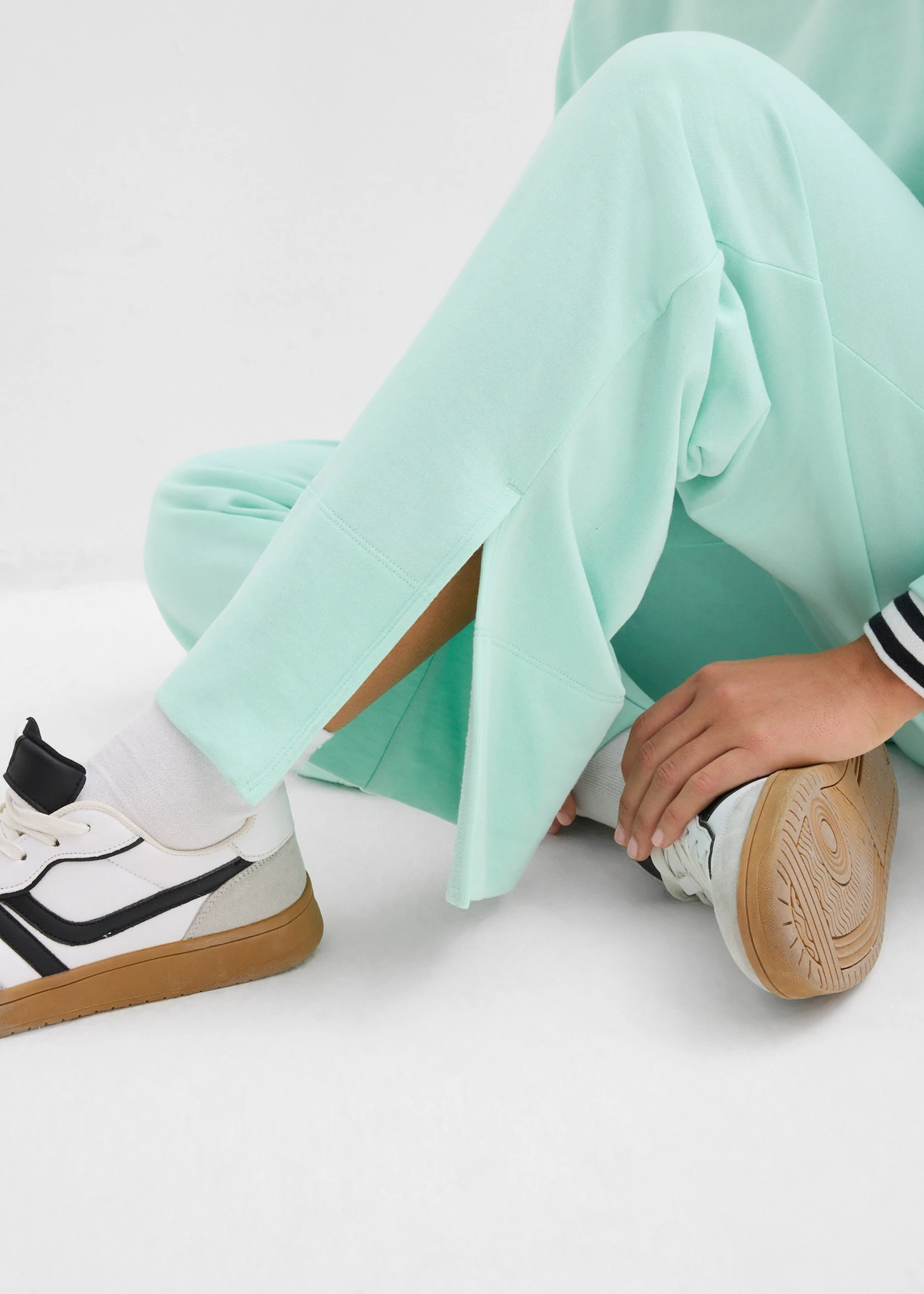 Sweatpants in een katoenmix • lichtmint • bonprix online shop