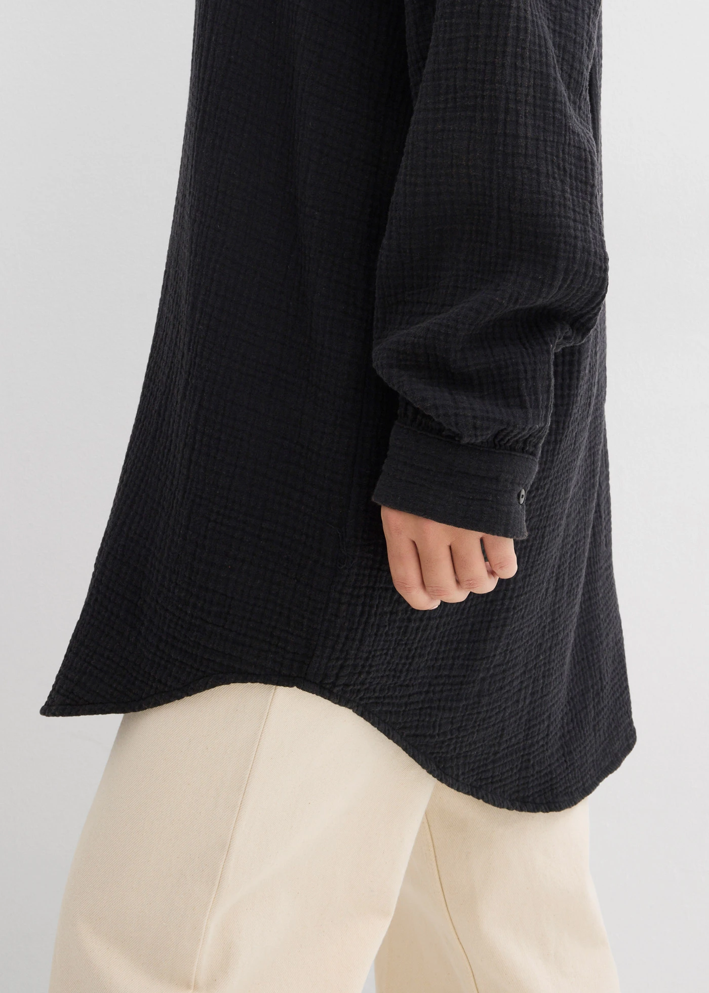 Chemisier long oversize en gaze de coton • noir • Boutique bonprix