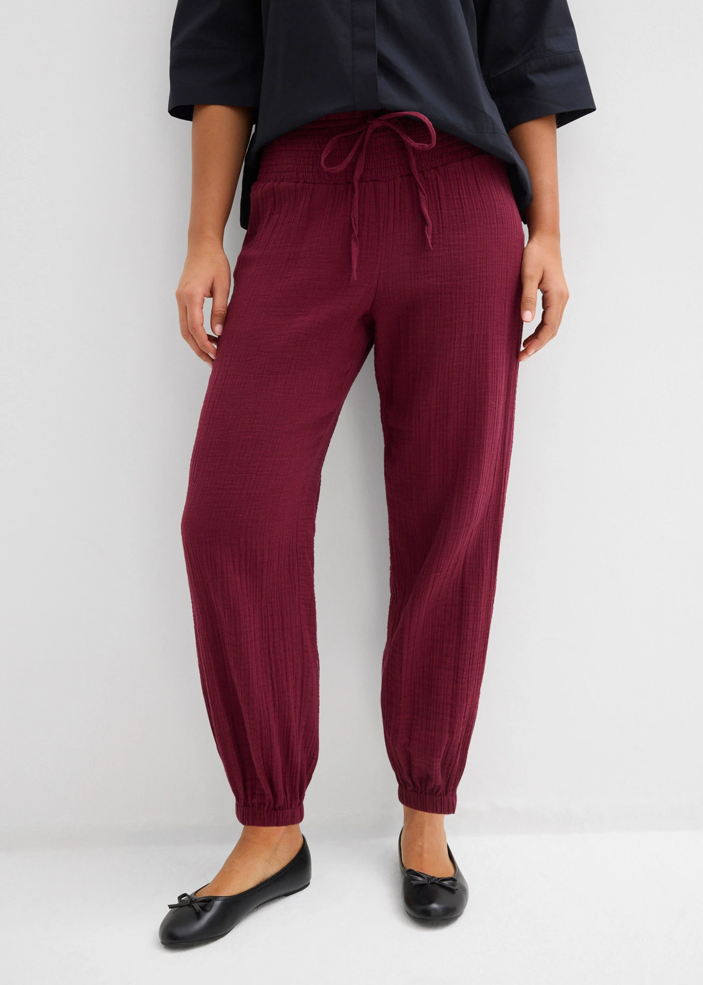 Pantalon en gaze de coton avec ceinture smockée • rouge érable • Boutique bonprix