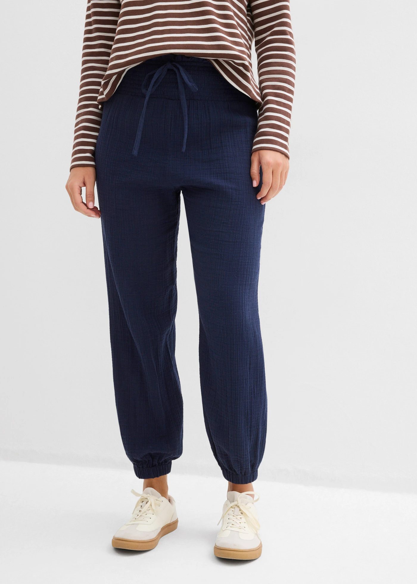 Pantaloni cu talie încrețită, din muselină • bleumarin • magazin bonprix