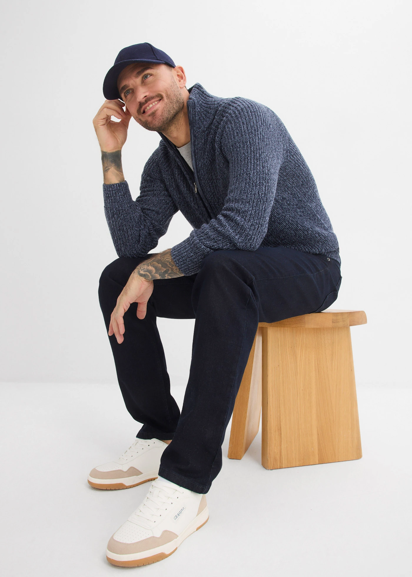 Dżinsy ze stretchem classic fit, zwężana nogawka • granatowy denim • sklep bonprix