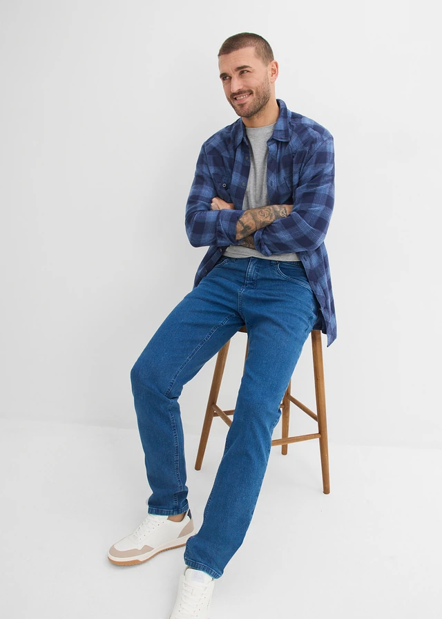 Dżinsy ze stretchem classic fit, zwężana nogawka • niebieski denim • sklep bonprix